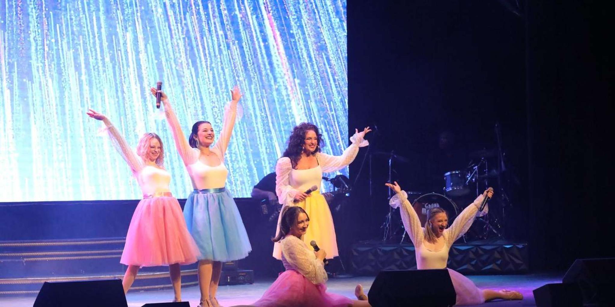 Pigeon Forge Grand American Opry Show - Image 4