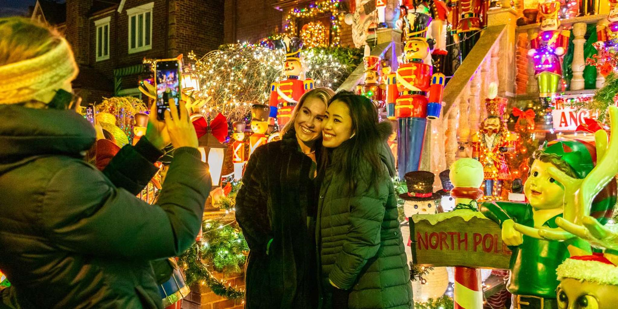 New York Dyker Heights Christmas Lights Tour - Image 4