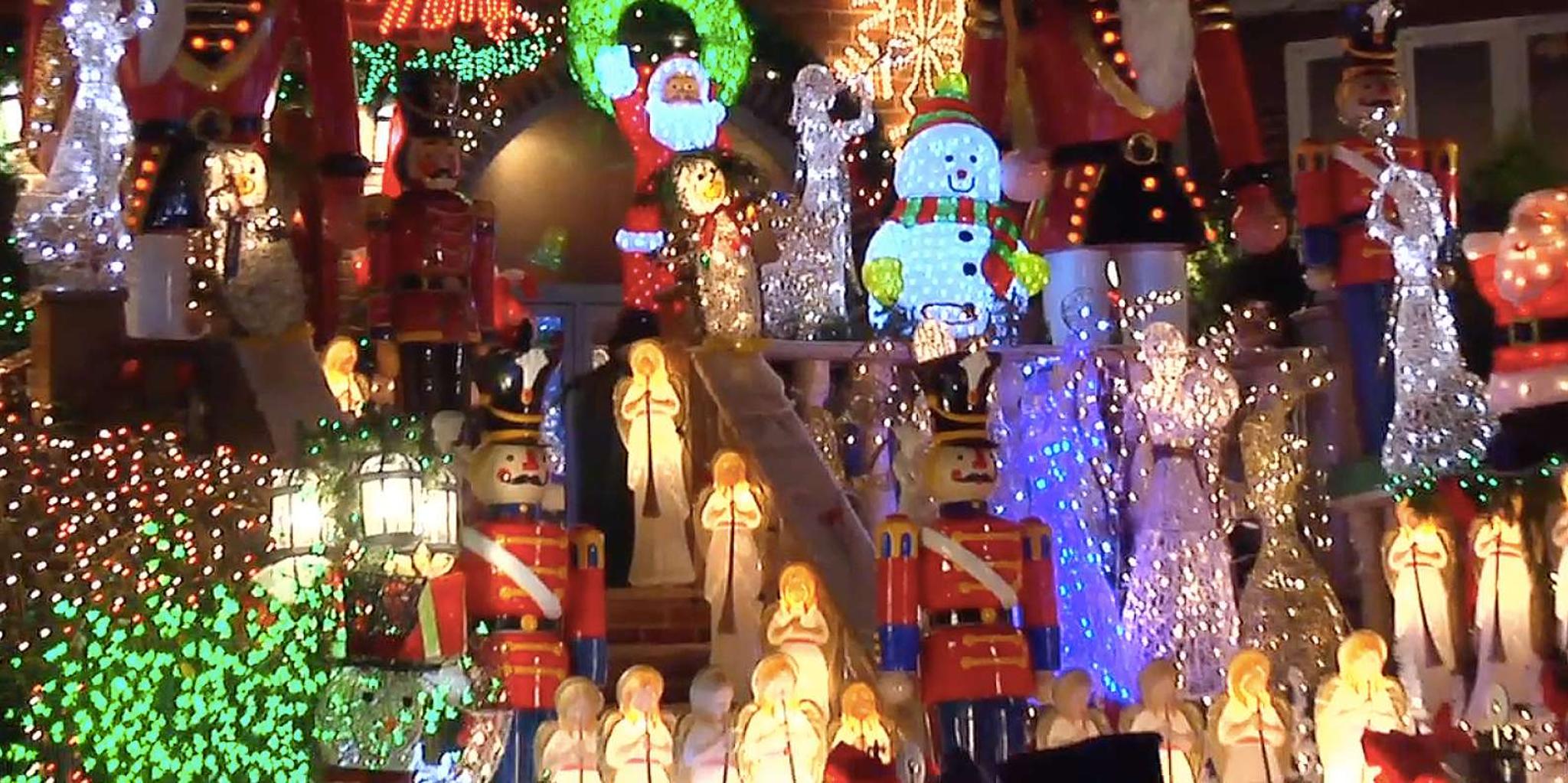 New York Dyker Heights Holiday Lights Tour - Image 2