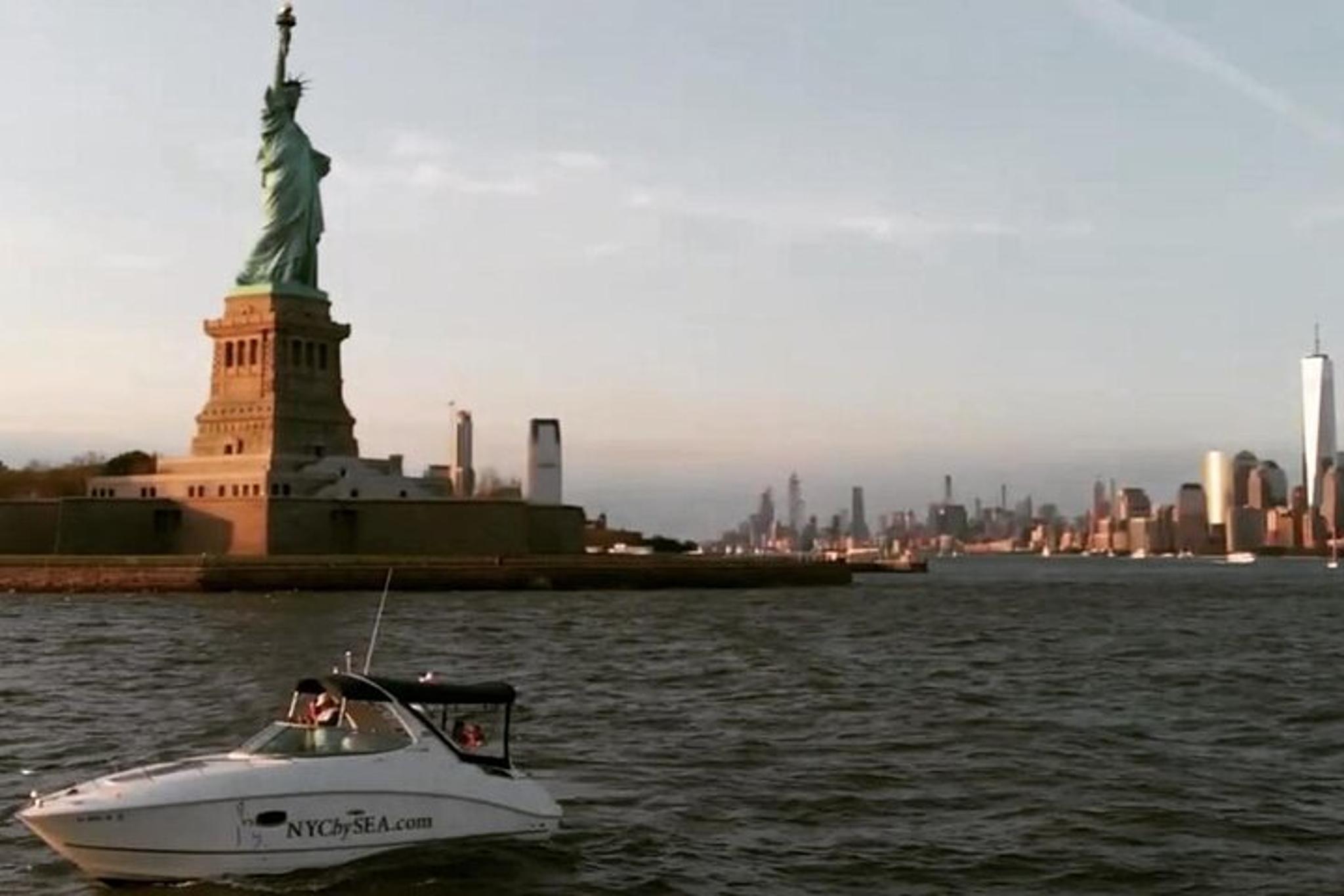 New York City Private Boat Tour 1 Hour - Image 3