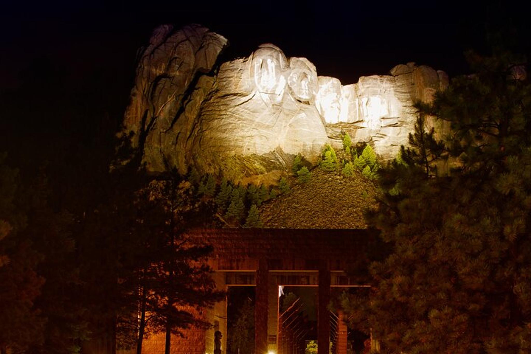 Mount Rushmore Night Ceremony Tour - Image 6