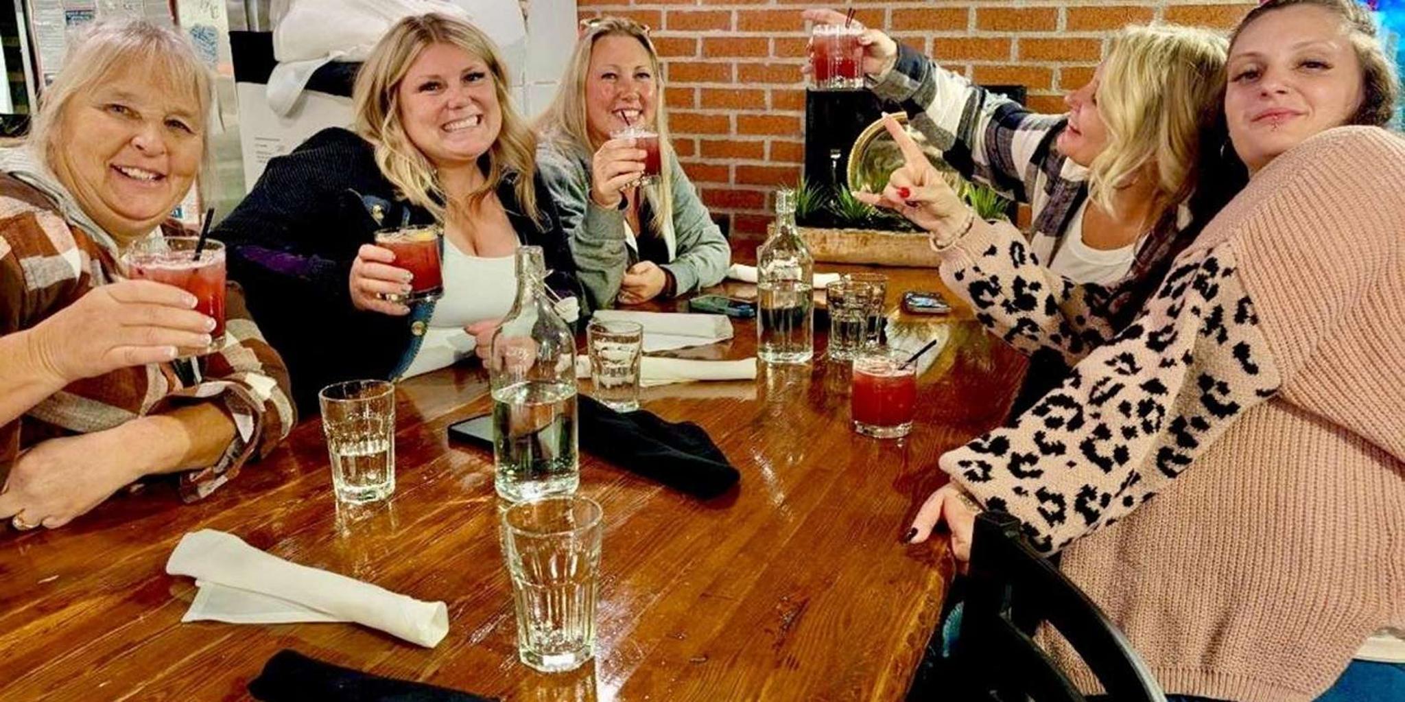 Las Vegas Limo Tour with Meal & Drinks 2 hr