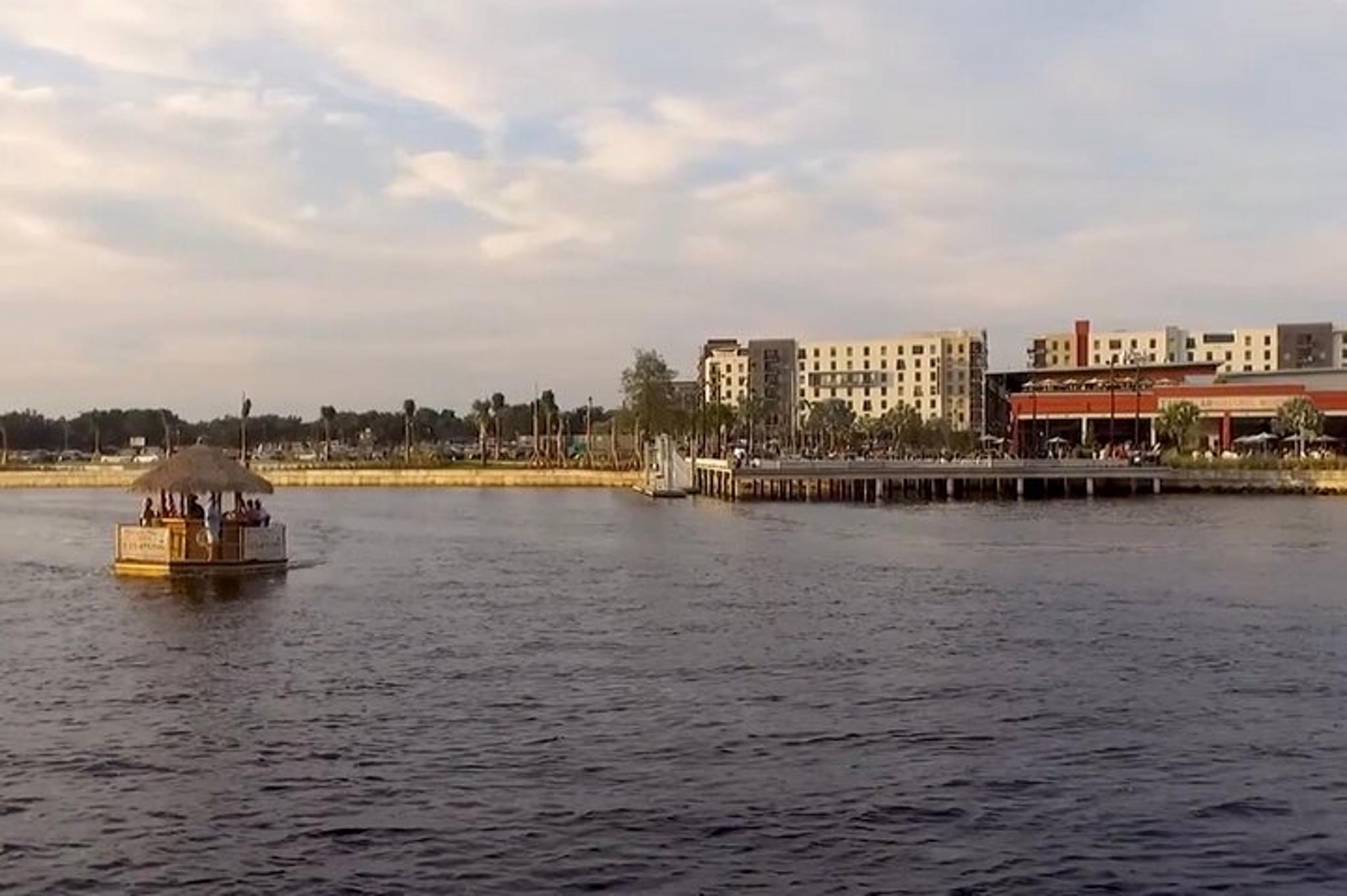 Tampa Floating Tiki Bar Tour - Image 6