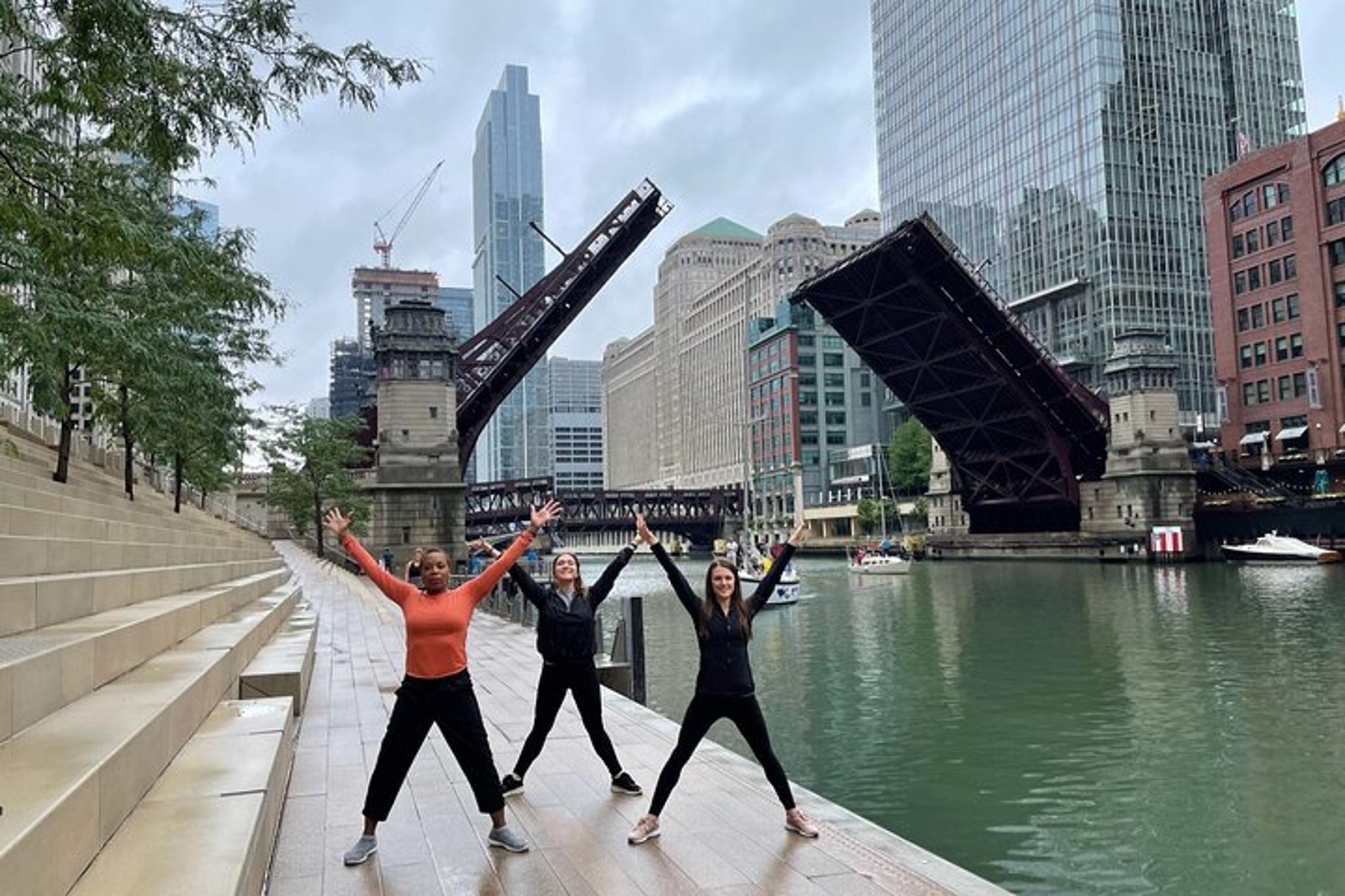 Chicago River Yoga Walk Tour 90 min - Image 2