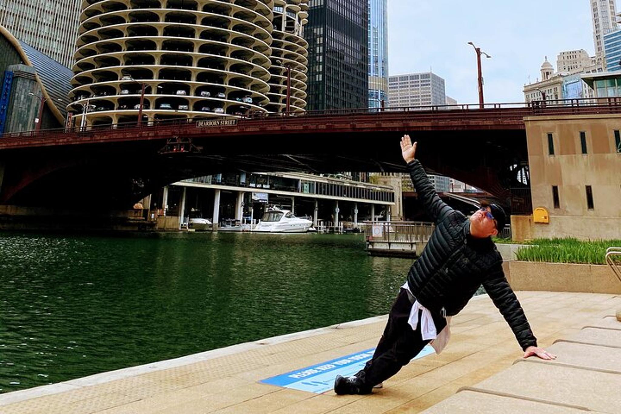 Chicago River Yoga Walk Tour 90 min - Image 6