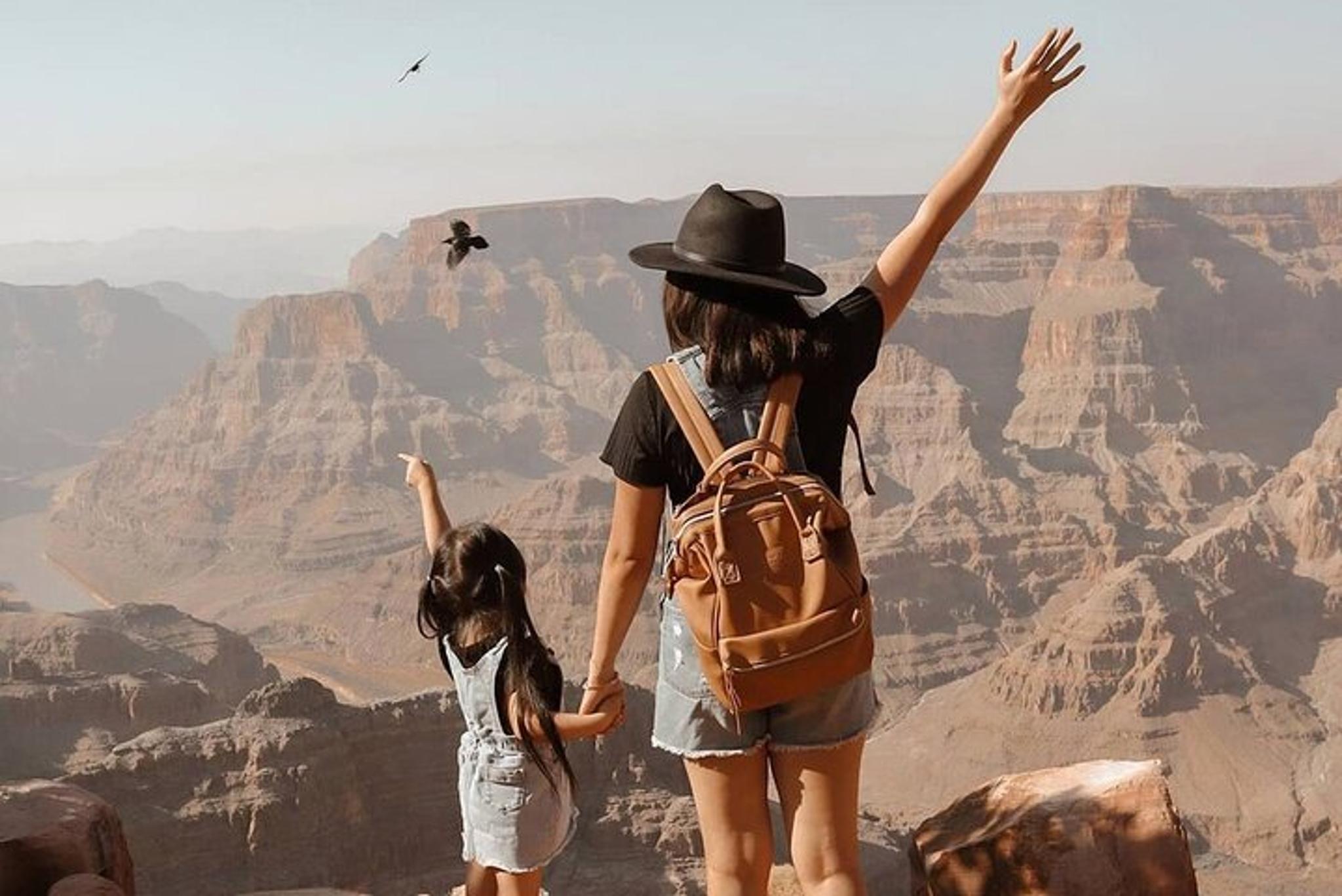 Las Vegas Grand Canyon, Hoover Dam & 7 Magic Mountains Tour