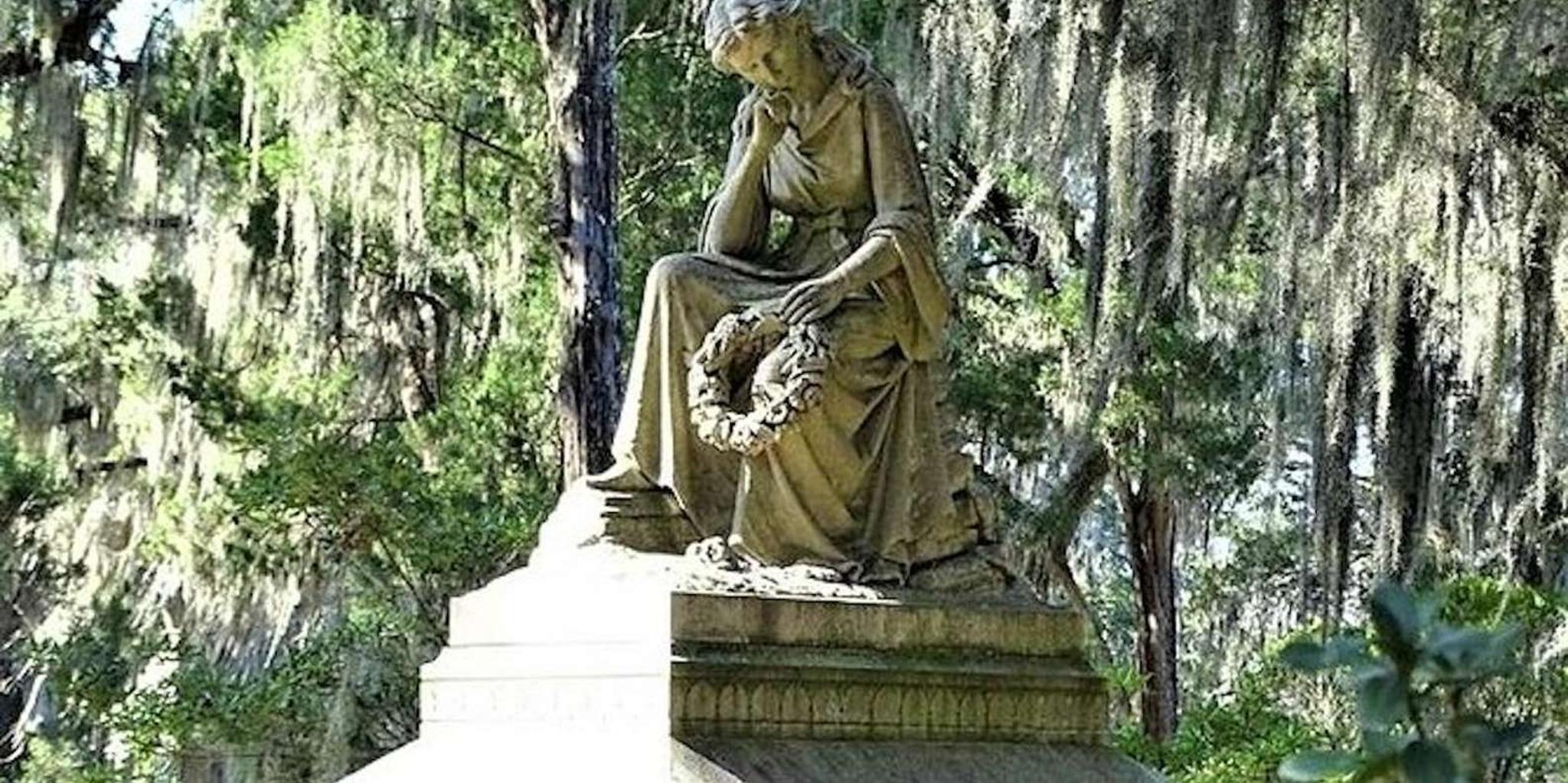 Savannah Bonaventure Cemetery Walking Tour with Transportation