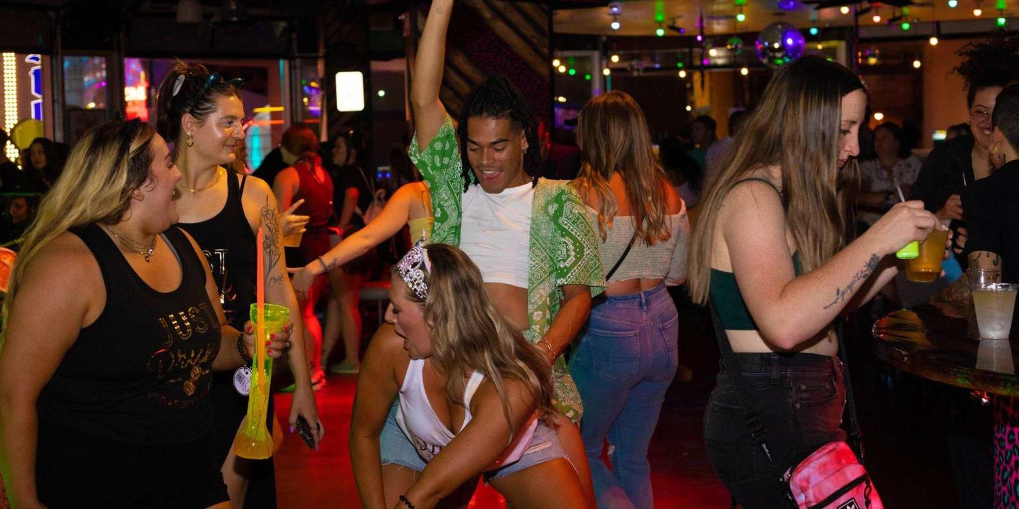 Miami Bar Crawl with Drinks Discounts and Club Entry - Image 3