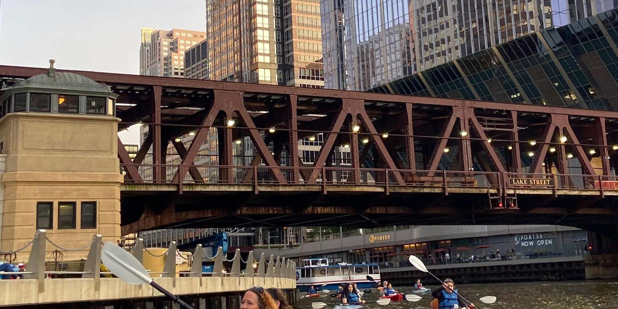 Chicago Kayak Tour on the Chicago River at Sunset 1.5 hr - Image 1