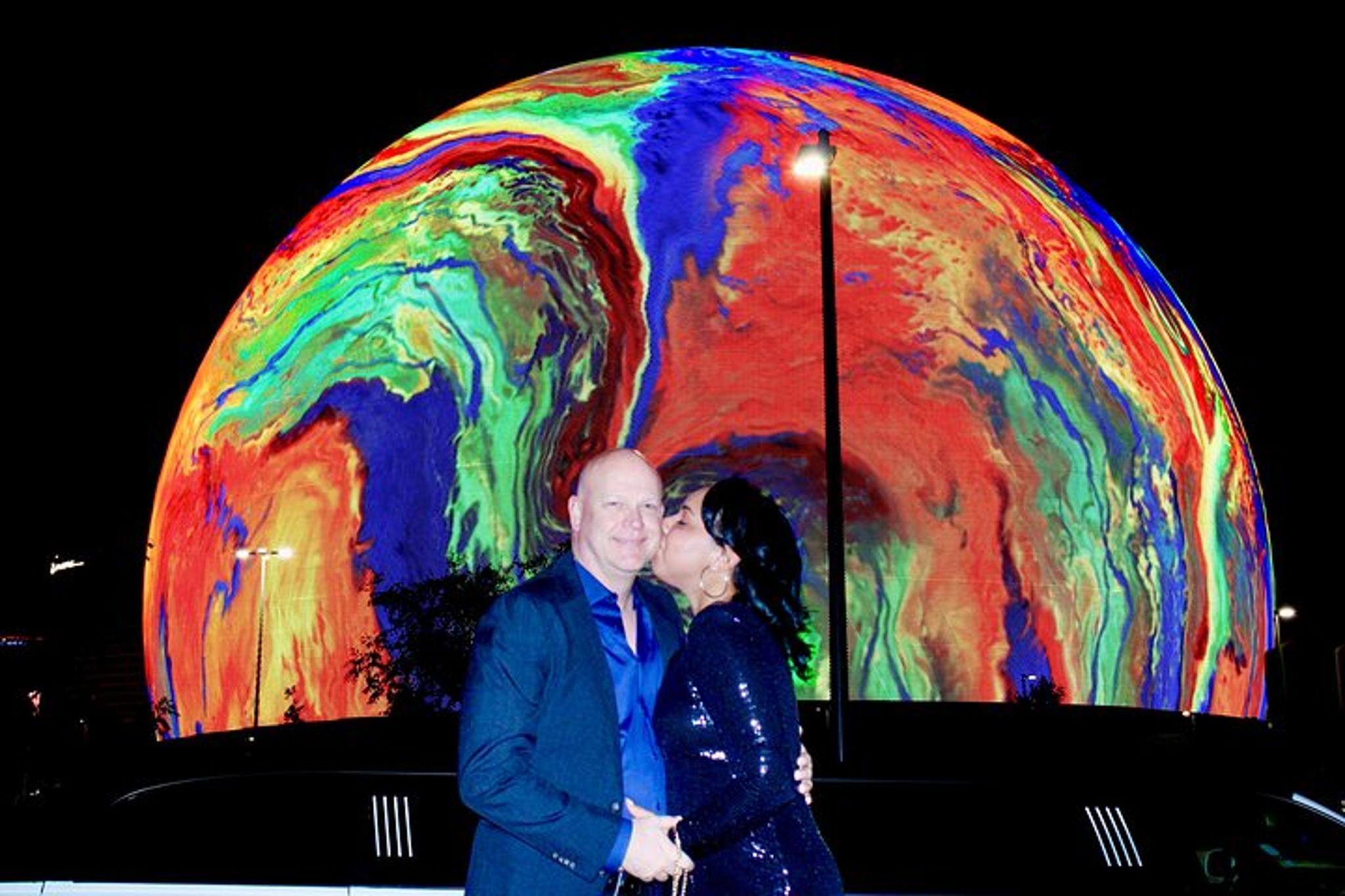 Las Vegas Limo Tour with Champagne 2.5 hr - Image 5