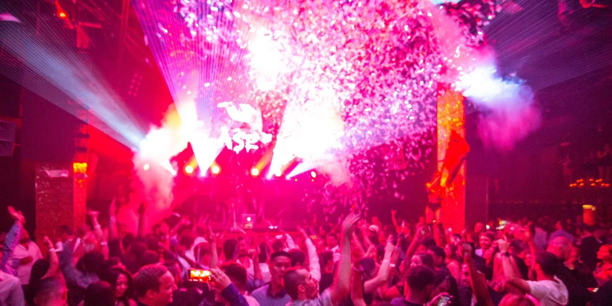 Las Vegas Nightlife Tour with Party Bus and VIP Access - Image 4