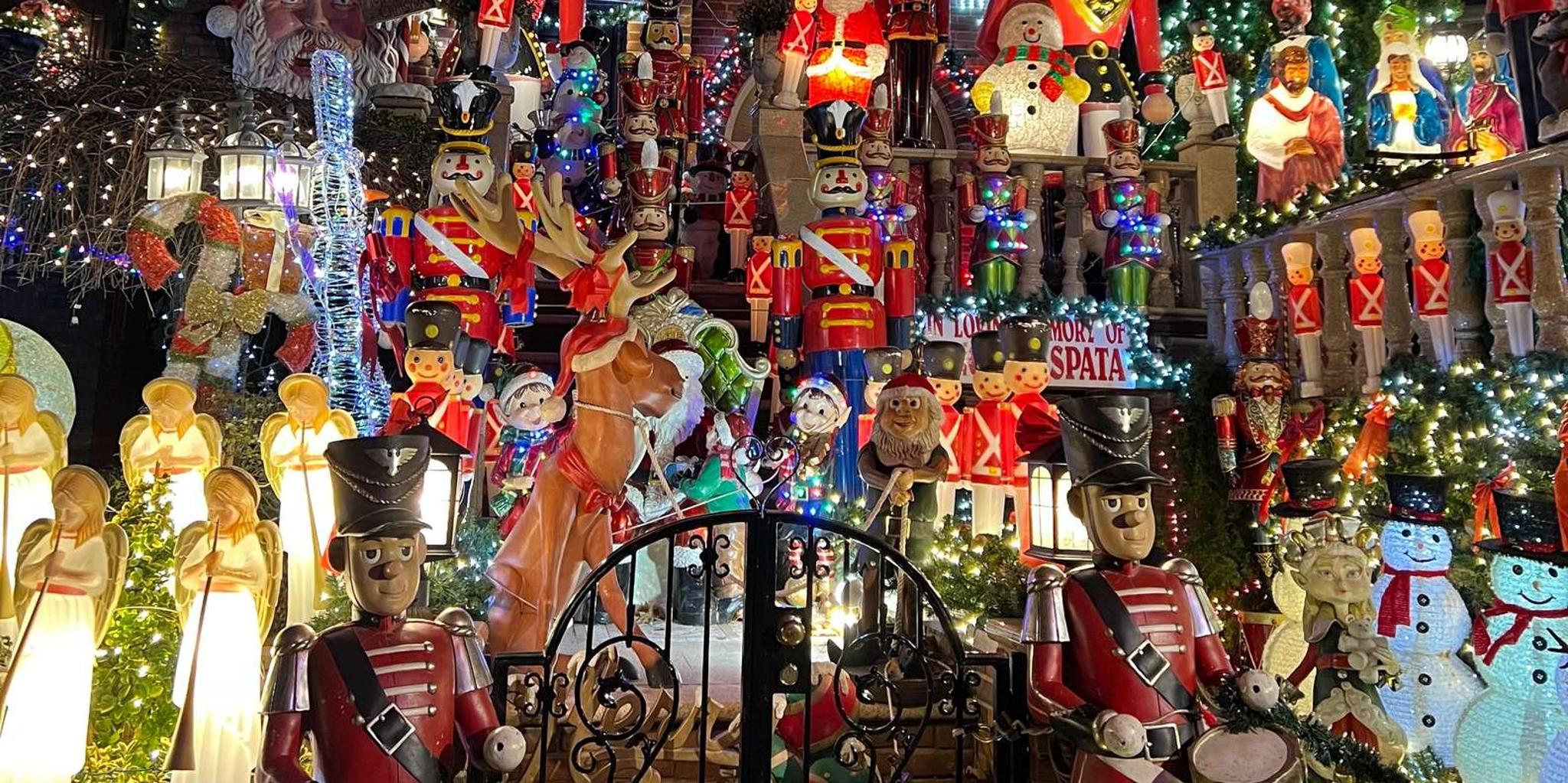 New York City Dyker Heights Christmas Walking Tour - Image 5