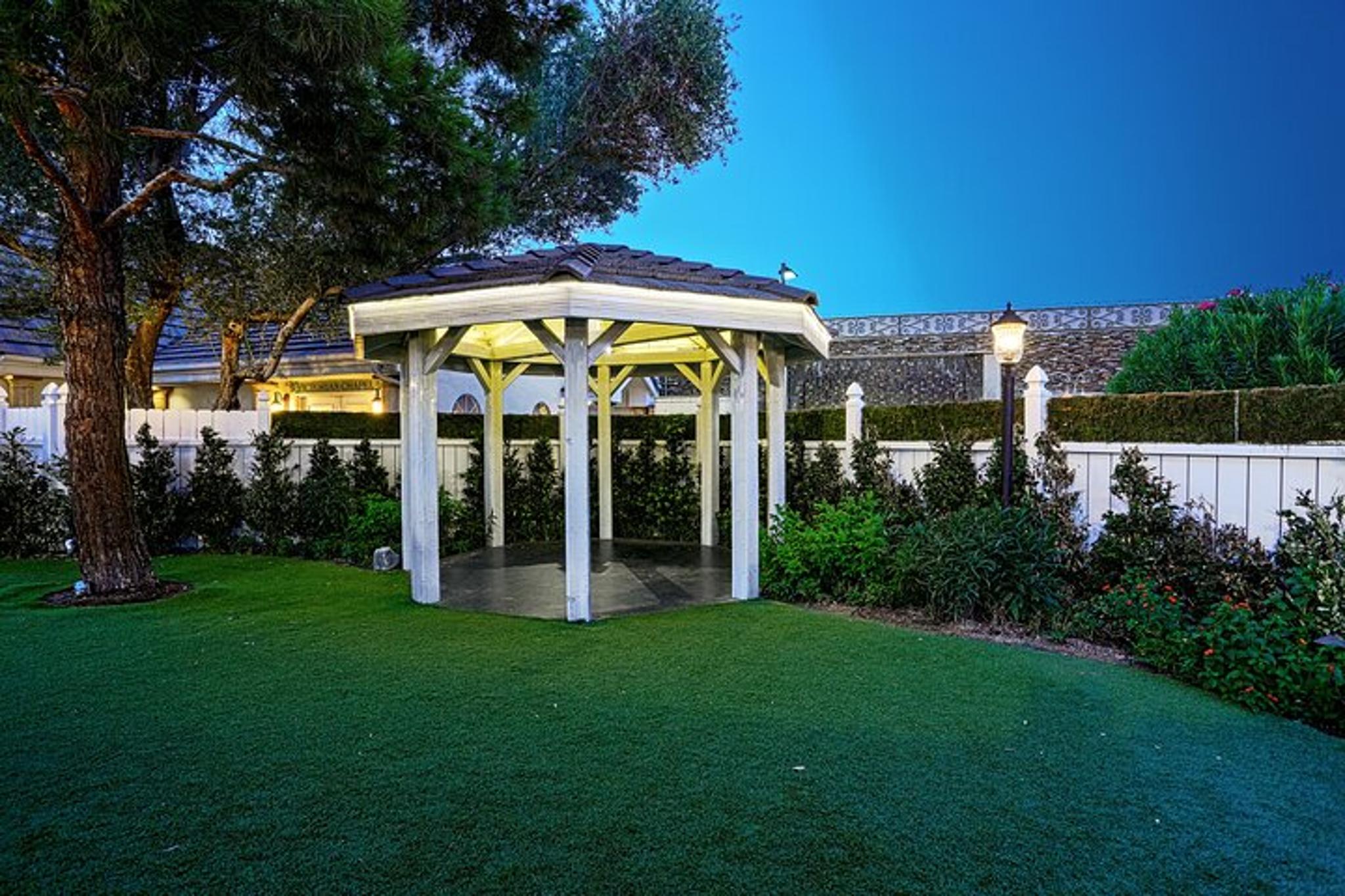 Las Vegas Wedding Package in Victorian Chapel 90 min - Image 6