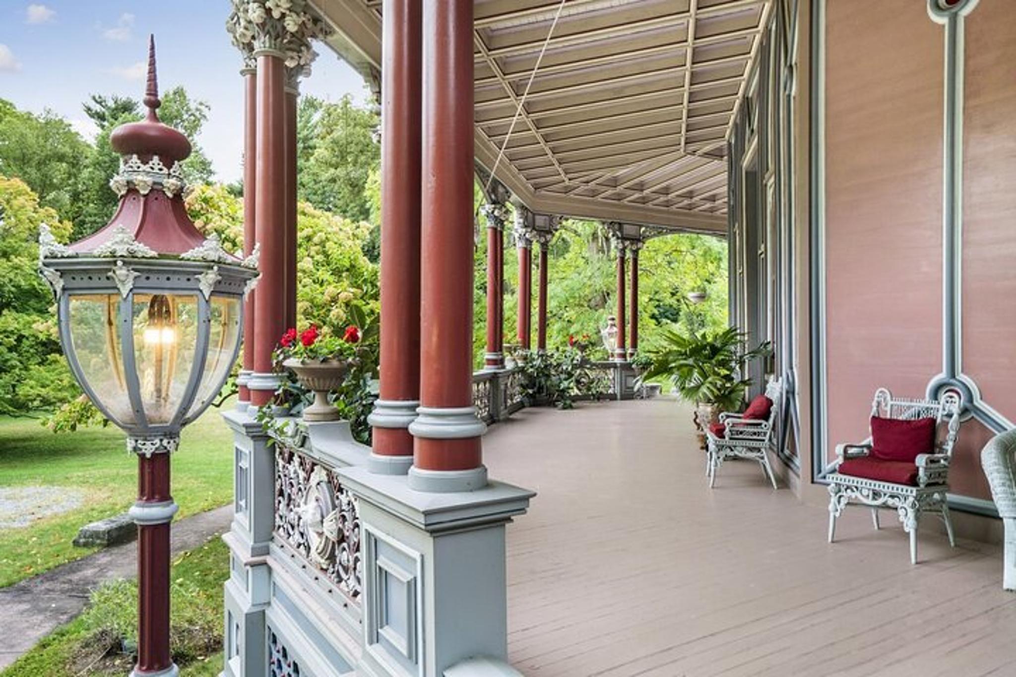 New York Armour-Stiner Octagon House Tour - Image 3