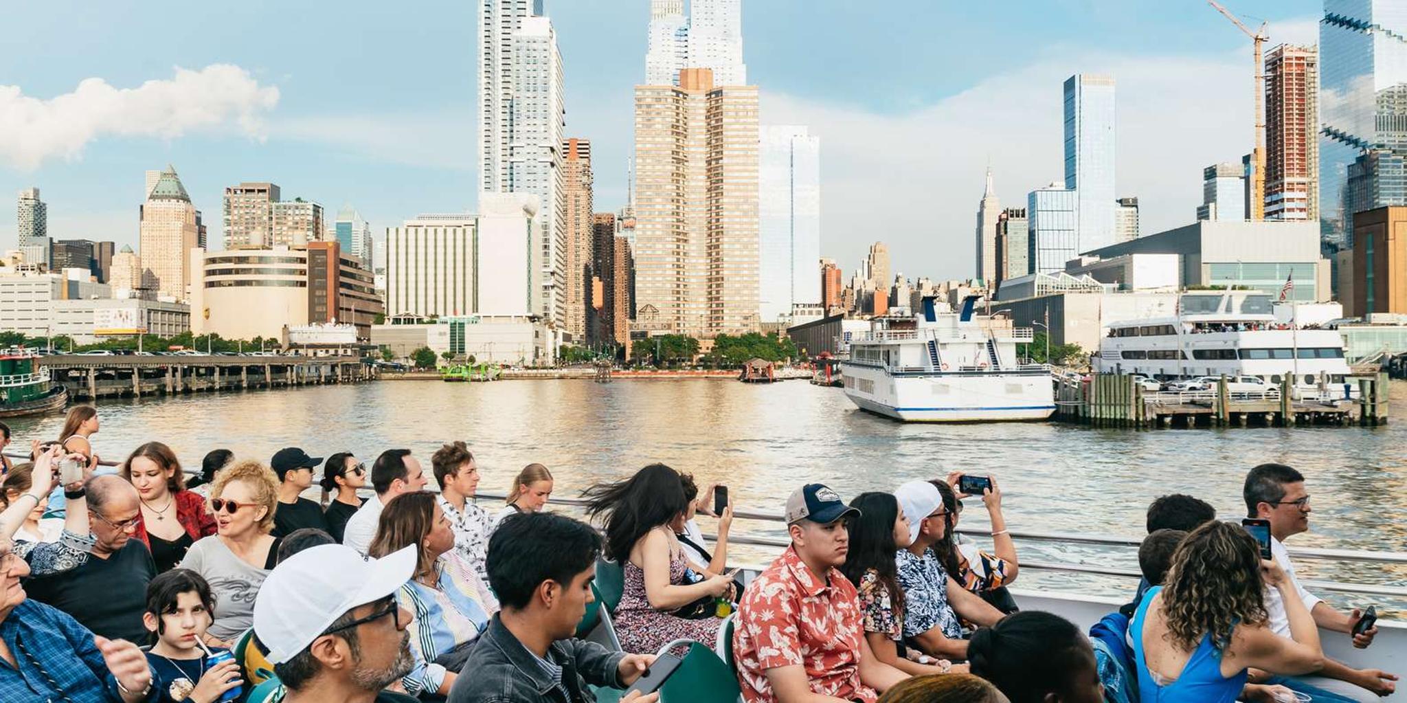 New York City Fireworks Cruise with Buffet & Drinks - Image 4