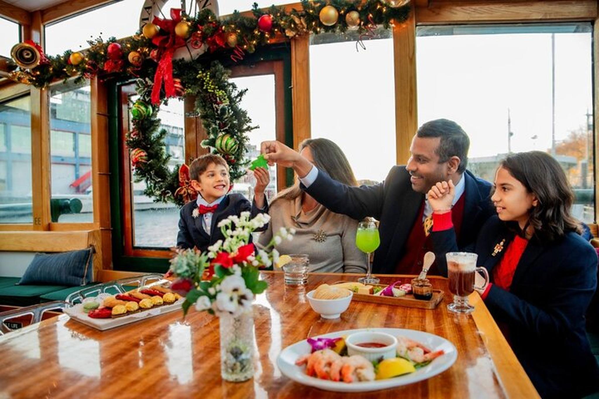 New York City Cocoa and Carols Cruise 90 min - Image 5