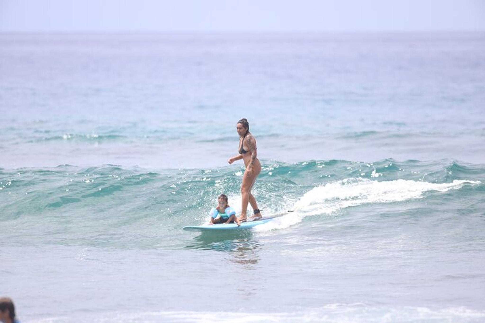 Kailua Kona Surf Lesson at Kahaluu Beach - Image 4