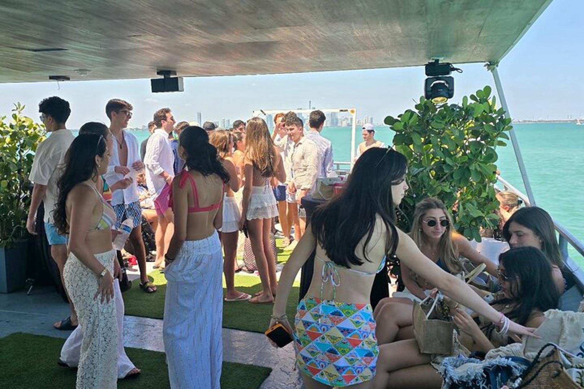 Miami NYE Yacht Party with Dinner and Fireworks - Image 3