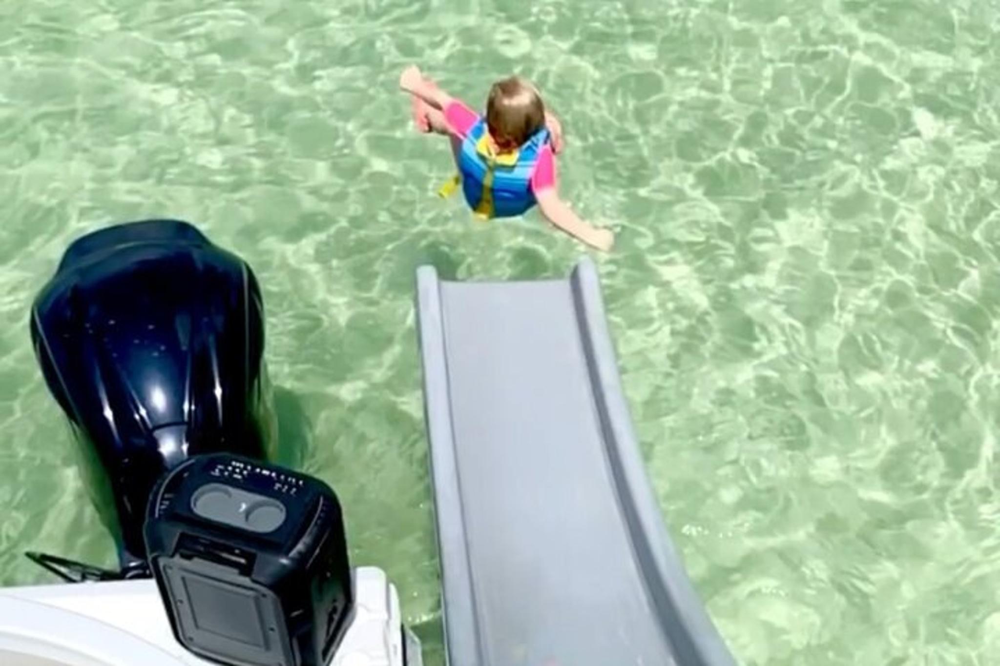 Destin Private Chartered Pontoon Boat - Image 2