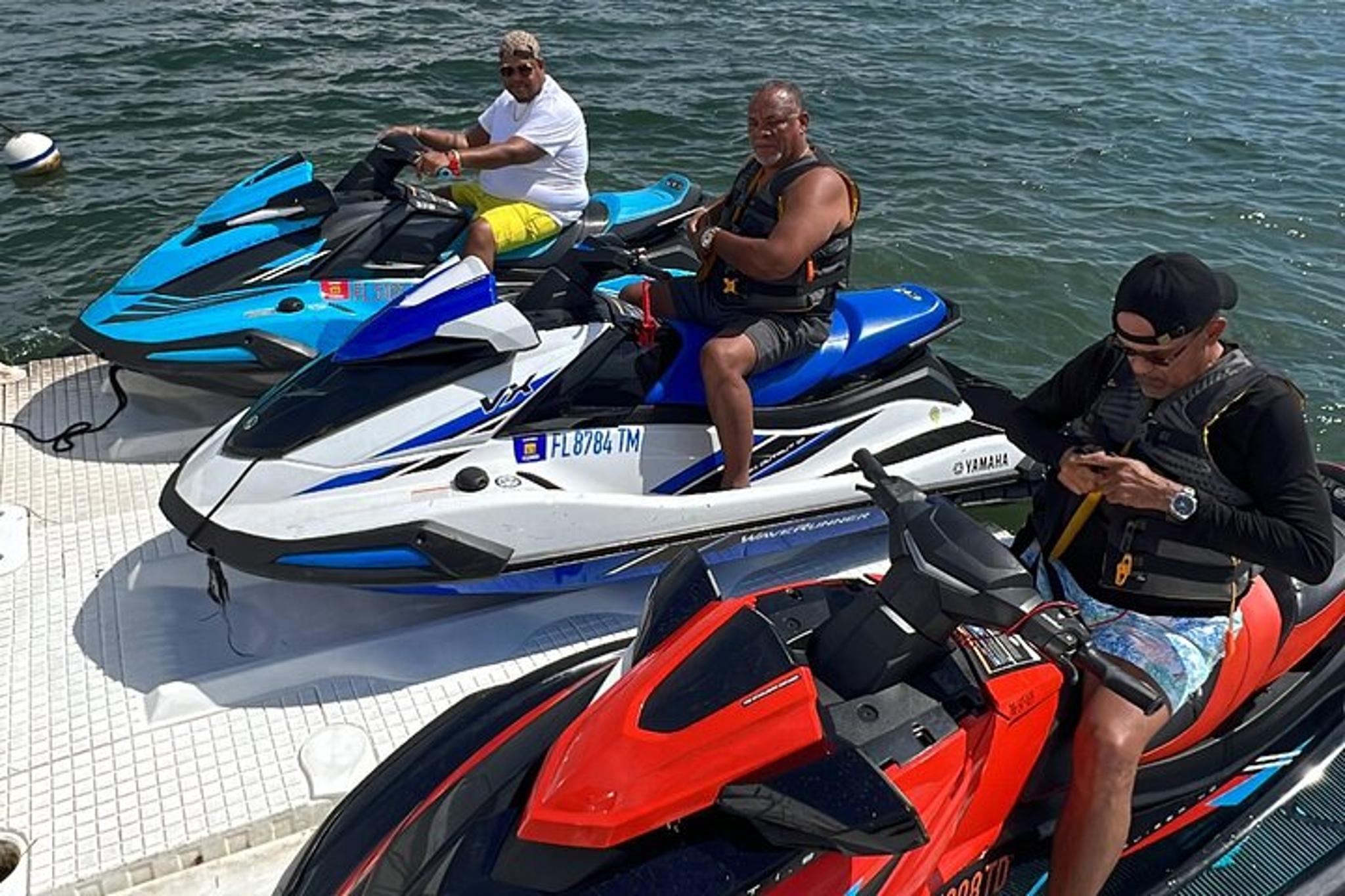 Miami Boat Tour with Jetskis and Tubing - Image 5