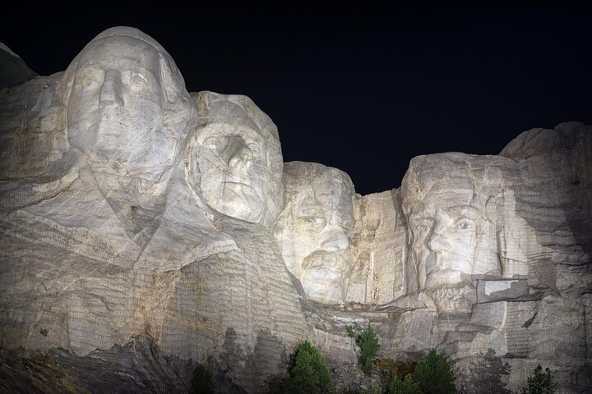 Mount Rushmore Night Ceremony Tour - Image 5