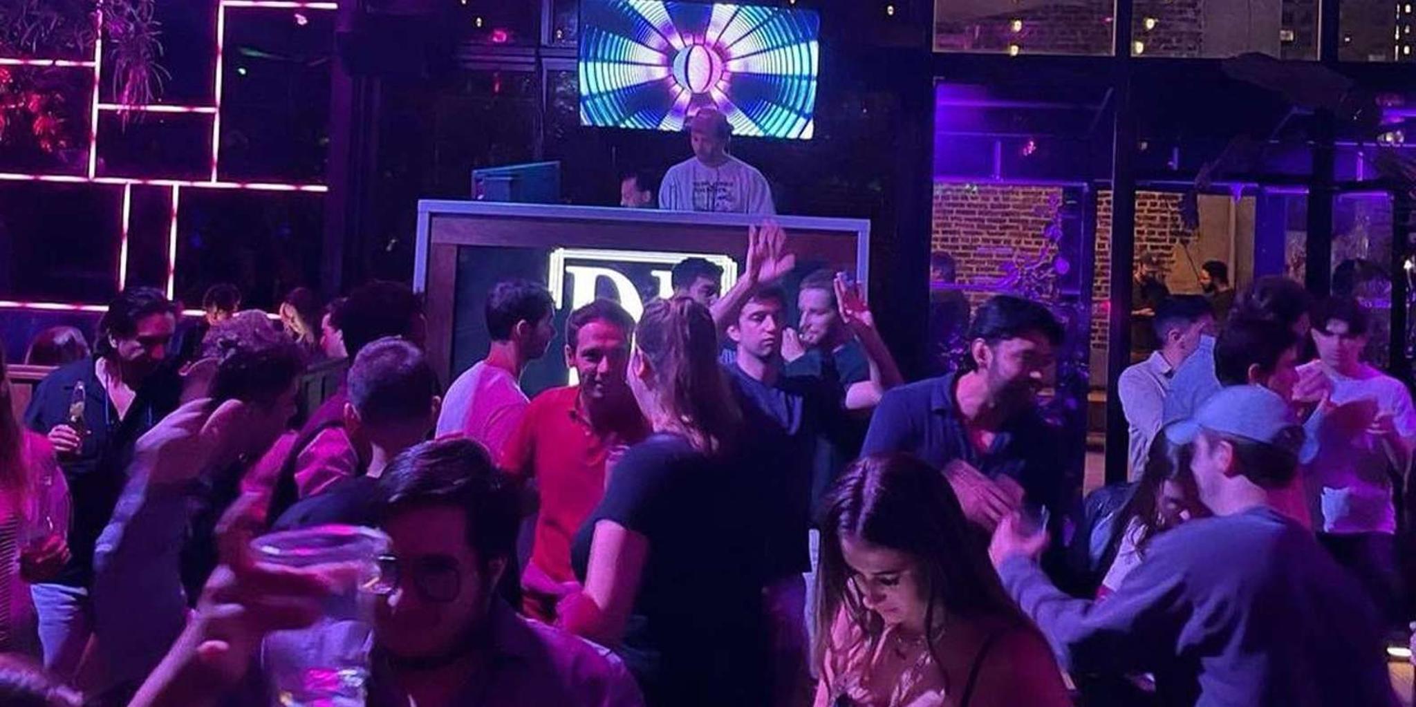 New York City Pub Crawl and Rooftop Clubbing - Image 6