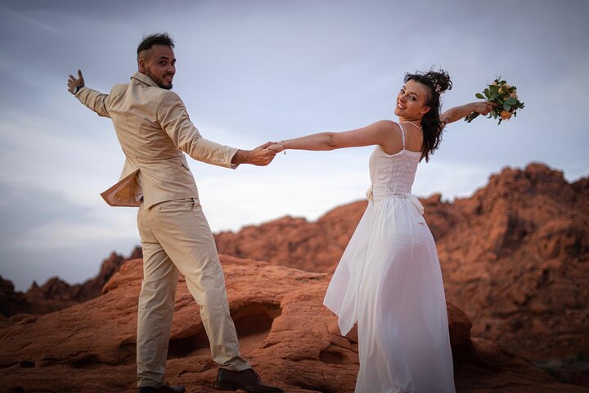 Las Vegas Valley of Fire Wedding Ceremony - Image 4