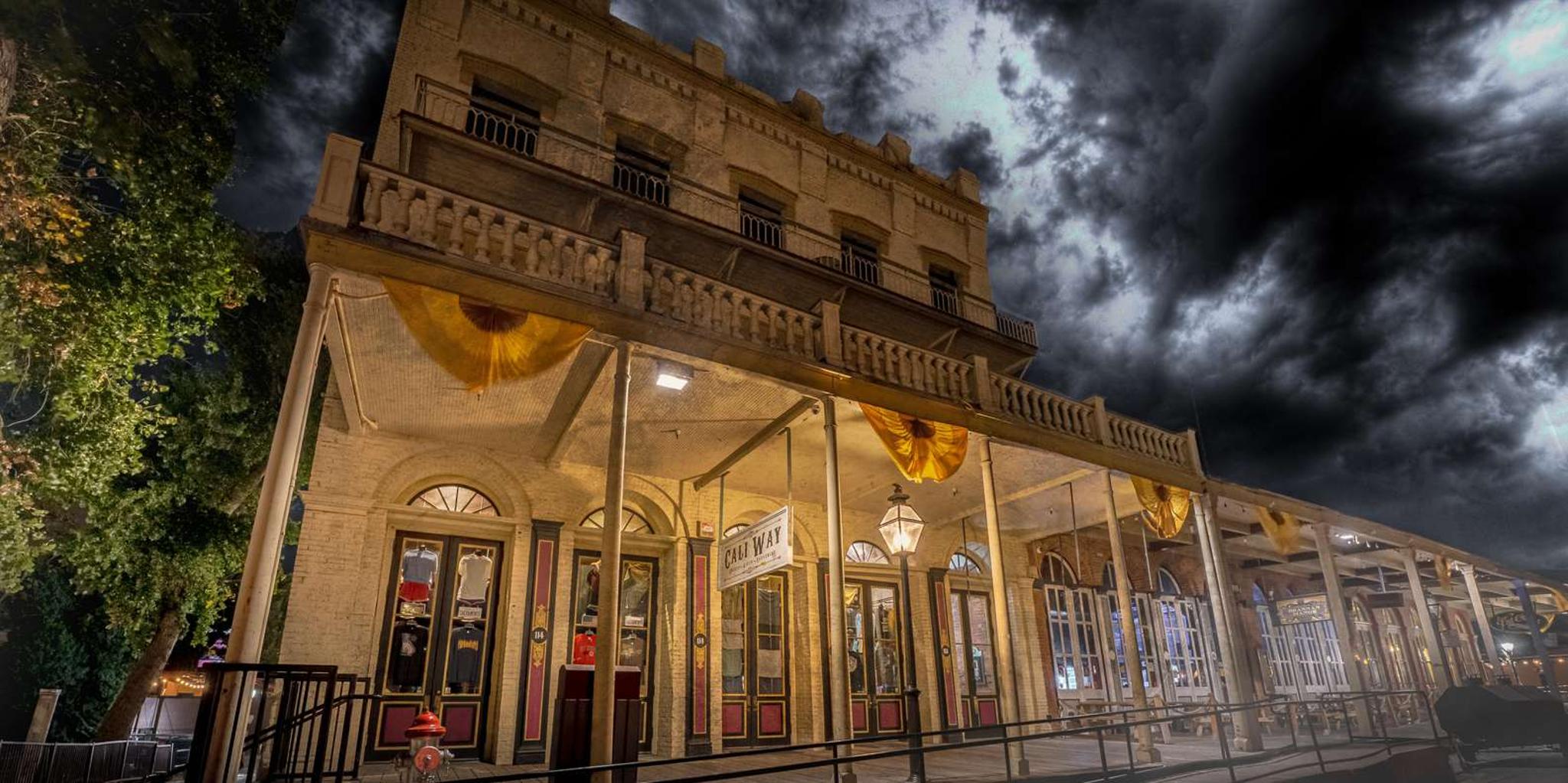 Sacramento Ghosts and Booze Haunted Pub Crawl 2 hr - Image 4