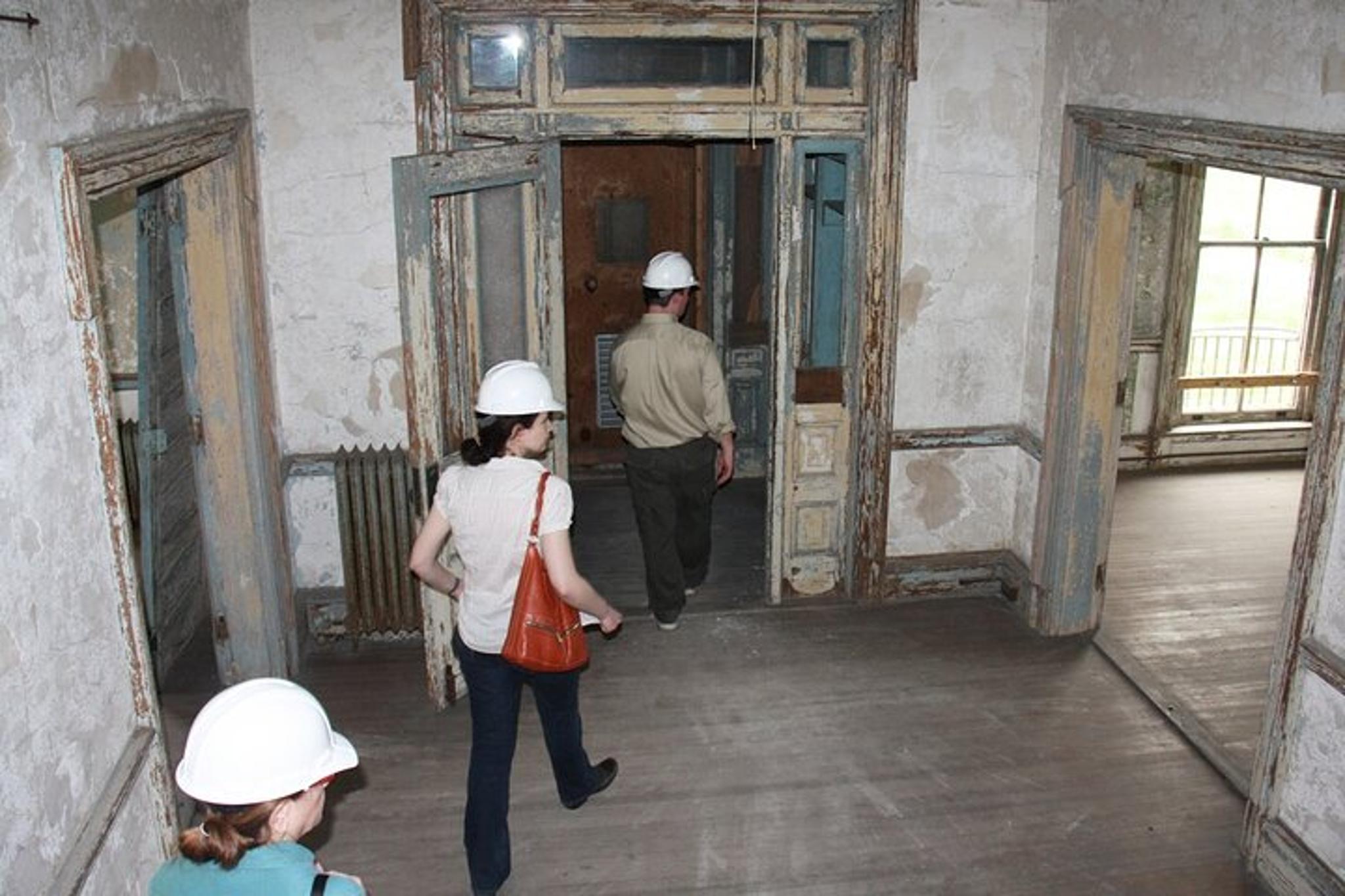New York Ellis Island Hospital Hard Hat Tour 90 min - Image 3