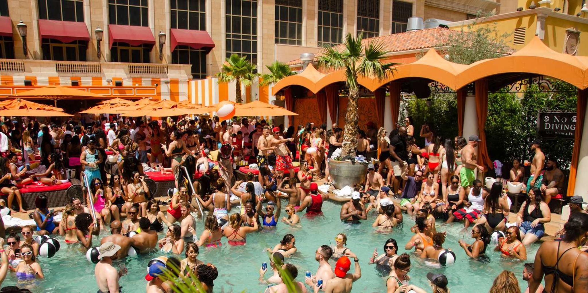 Las Vegas Party Bus Day Club Tour with Drinks - Image 3