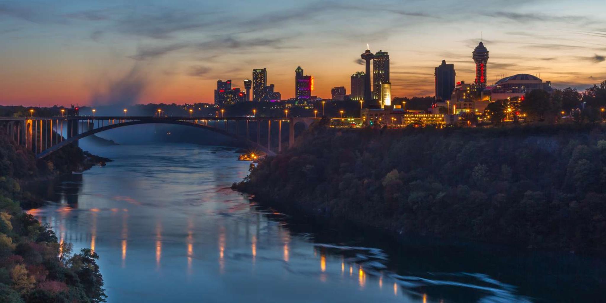 Niagara Falls Night Tour with Dinner and Fireworks