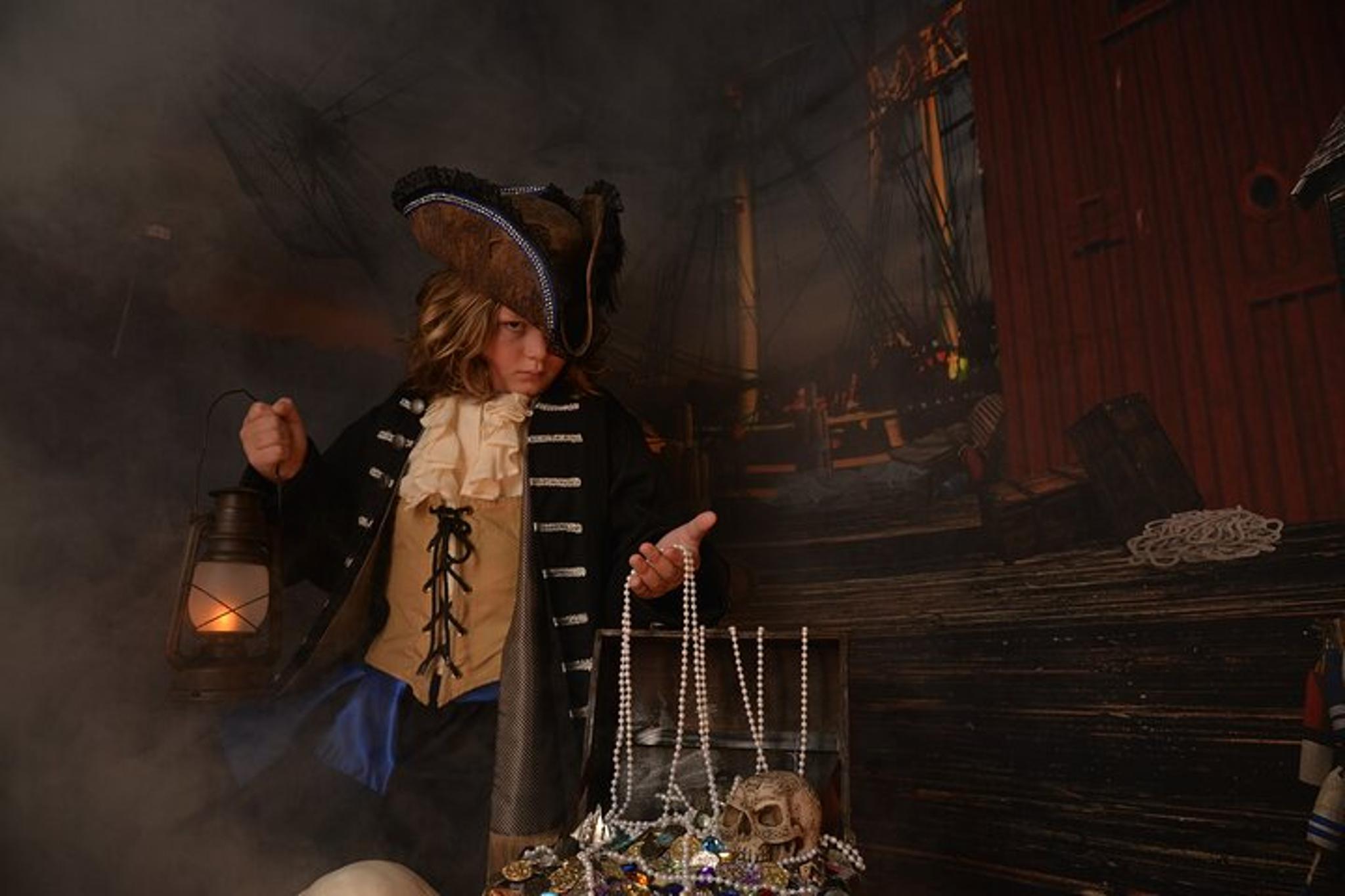 Salem Pirate Costume Photo Shoot 45 Min - Image 4