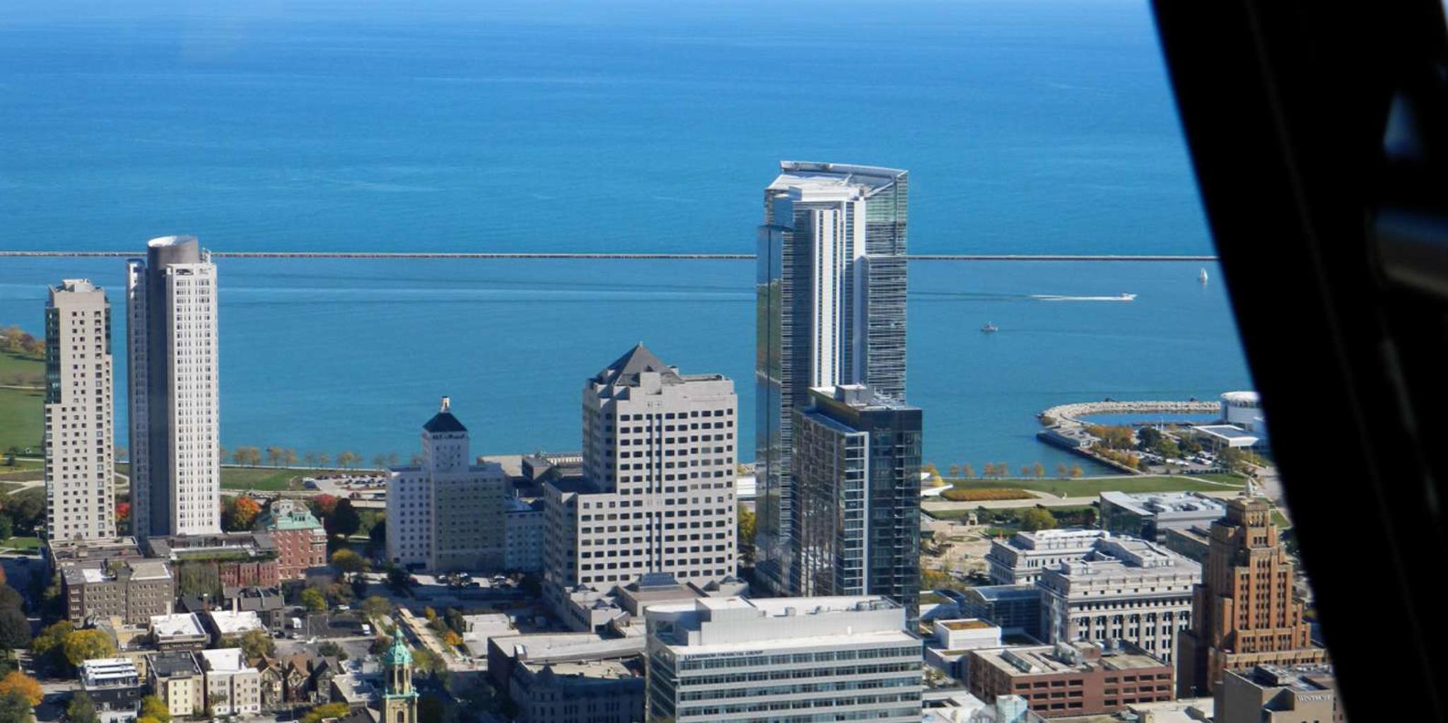 Milwaukee Helicopter Tour Over Downtown and Lakefront - Image 3