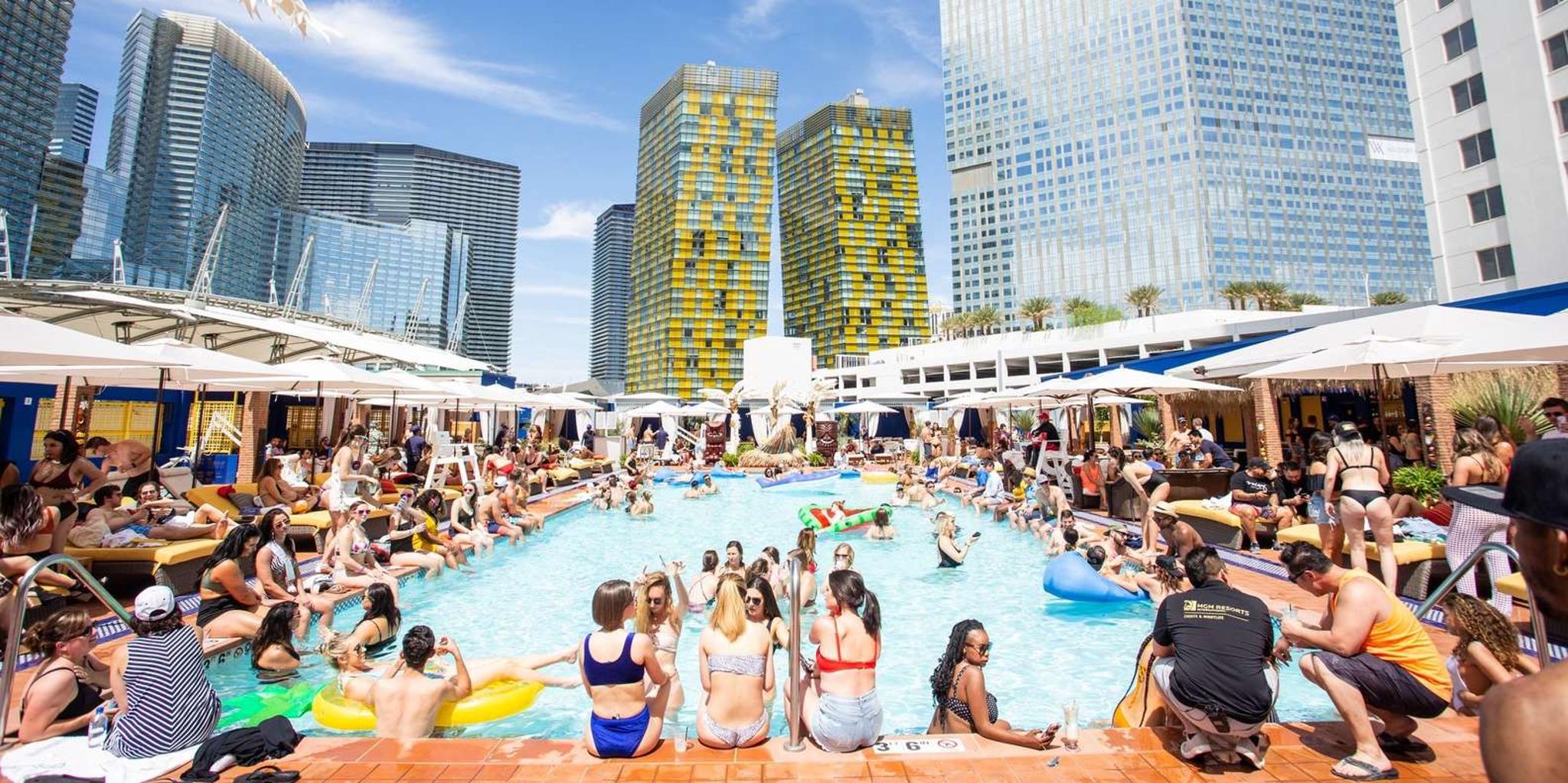 Las Vegas Party Bus Day Club Tour with Drinks - Image 4