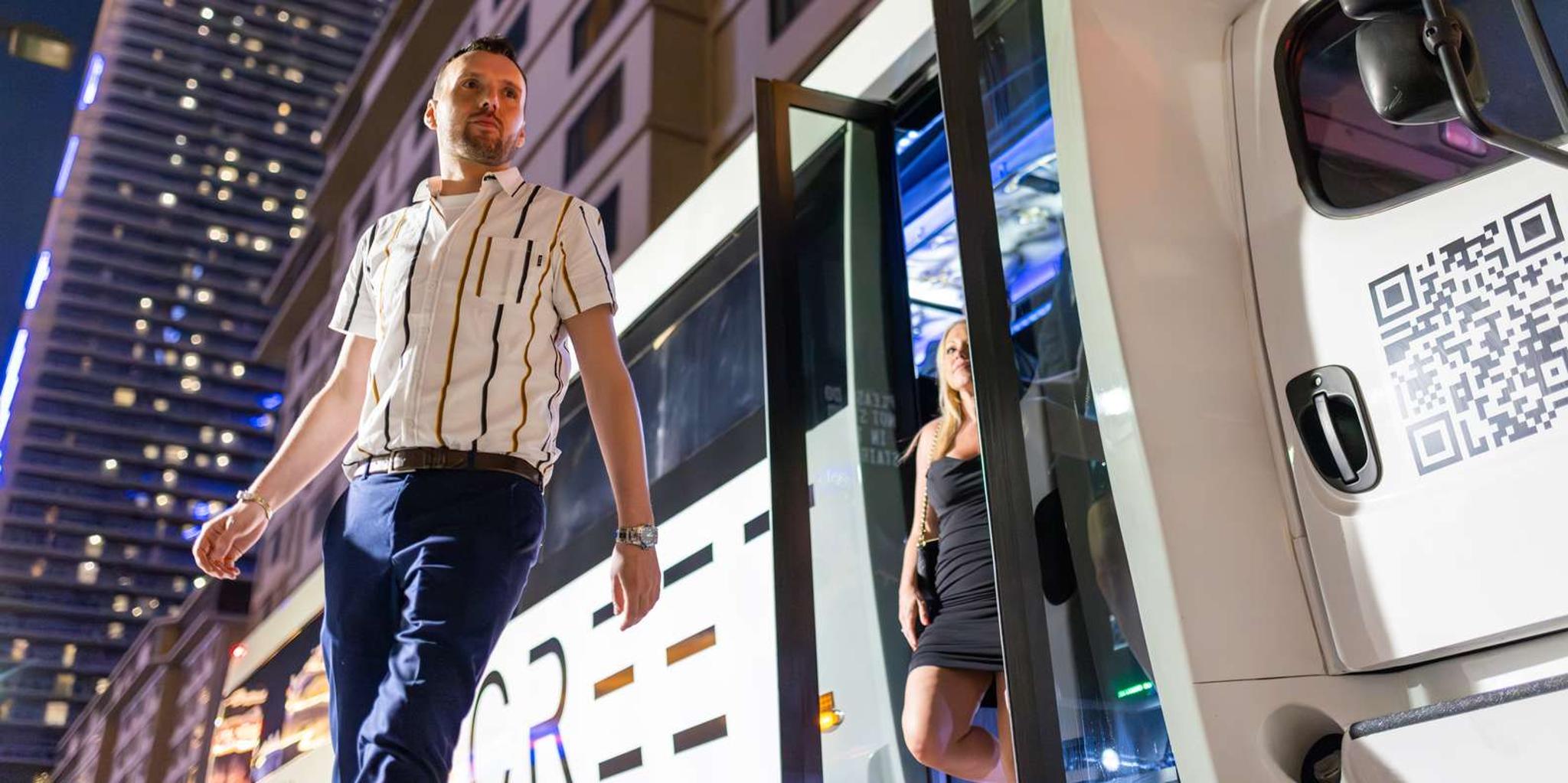 Las Vegas Club Crawl with Party Bus Experience - Image 4