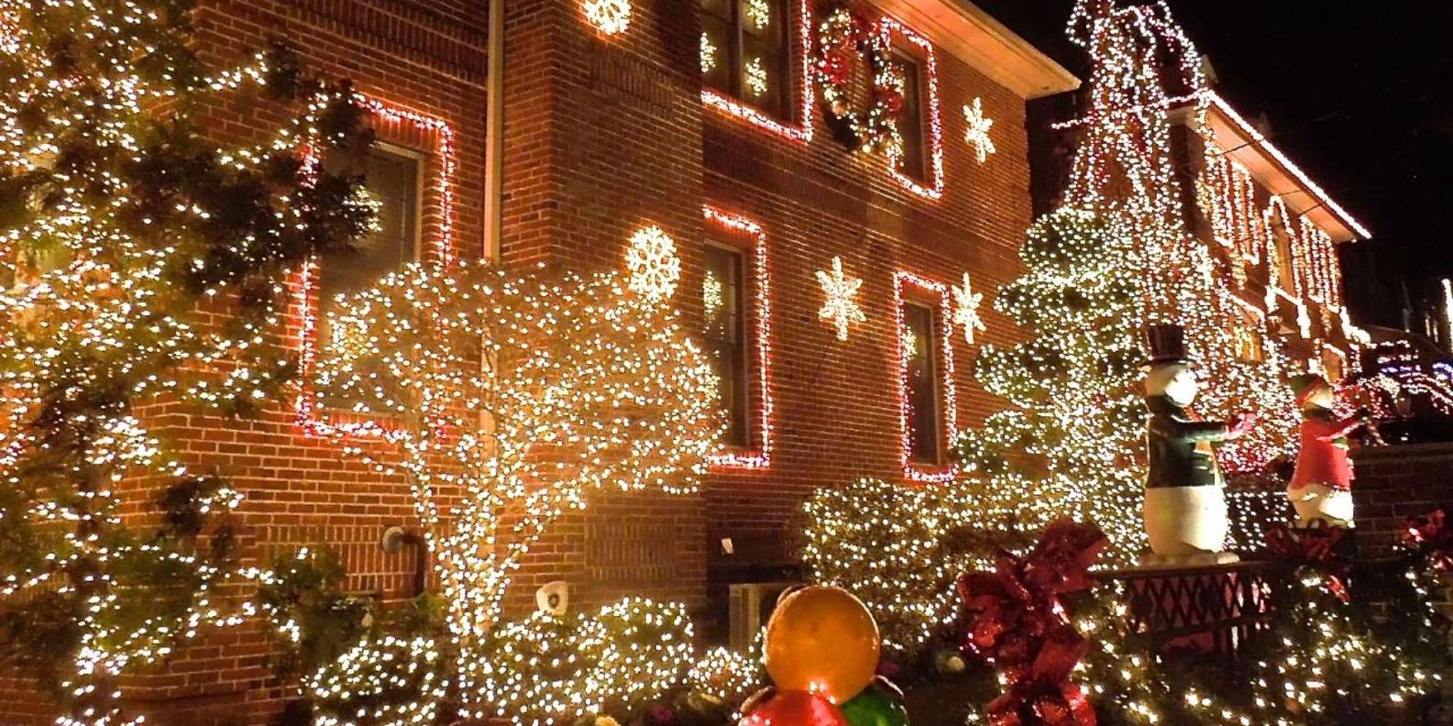 New York City Dyker Heights Christmas Lights Tour - Image 3