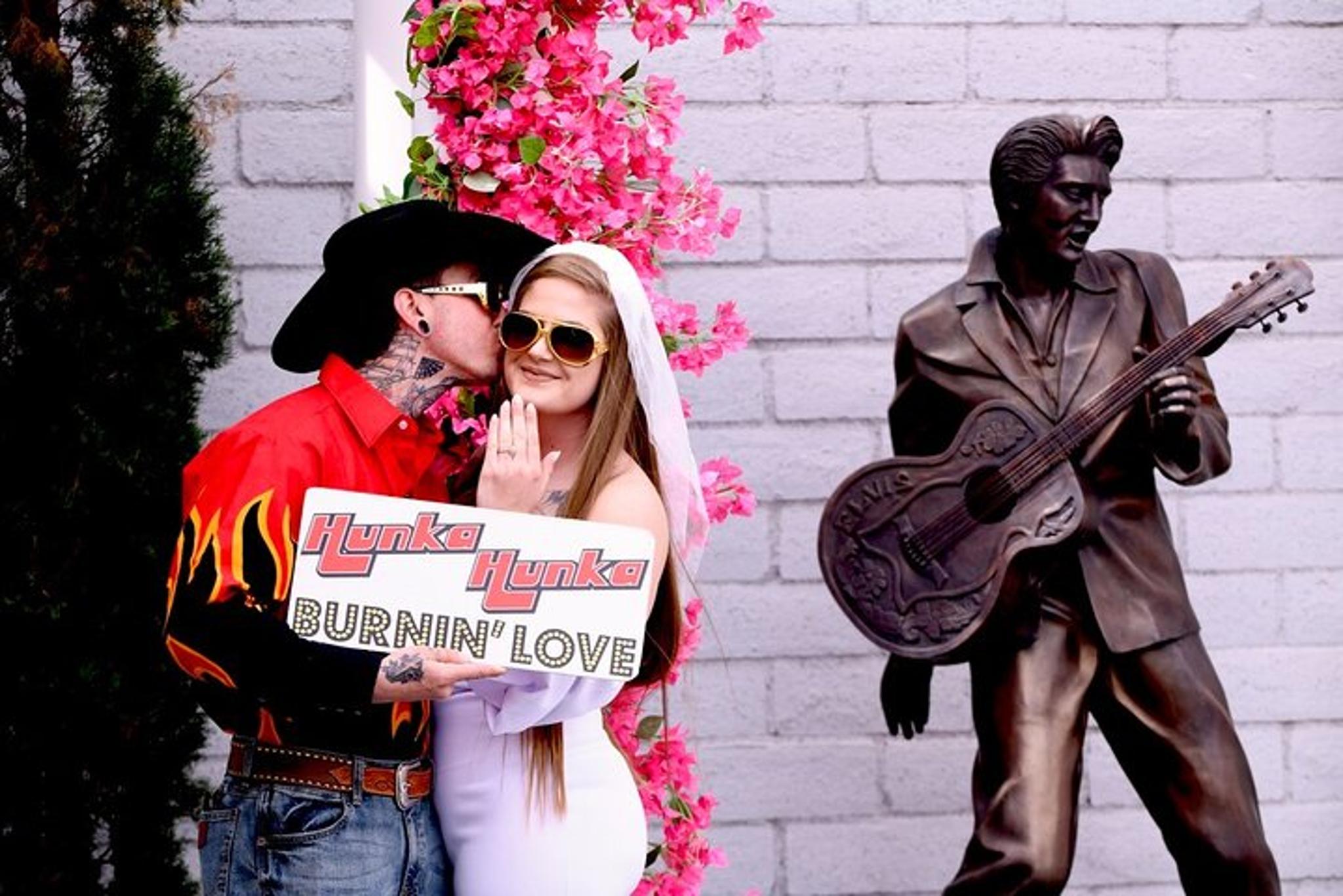 Las Vegas Elvis Chapel Wedding and Vow Renewal 1 hr - Image 5