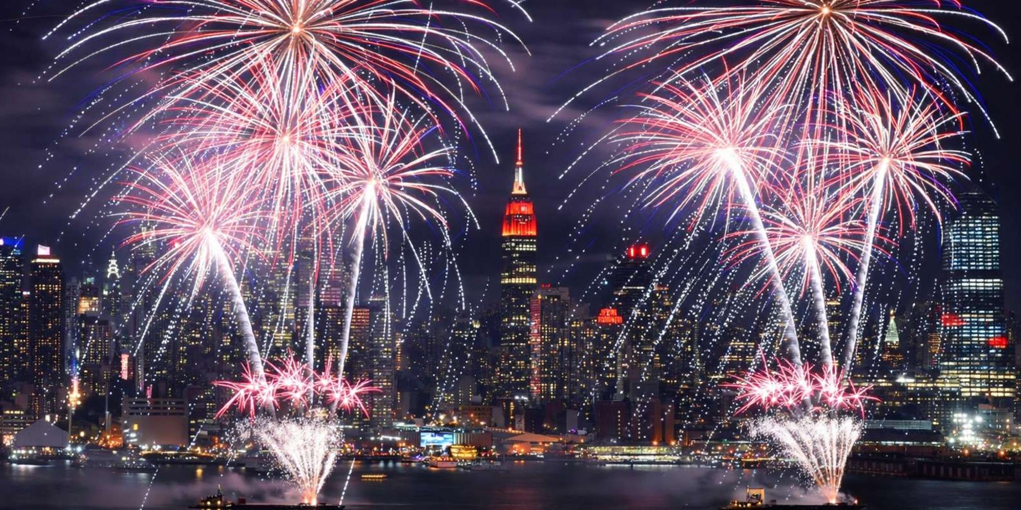 New York City Fireworks Cruise with Buffet & Open Bar - Image 2