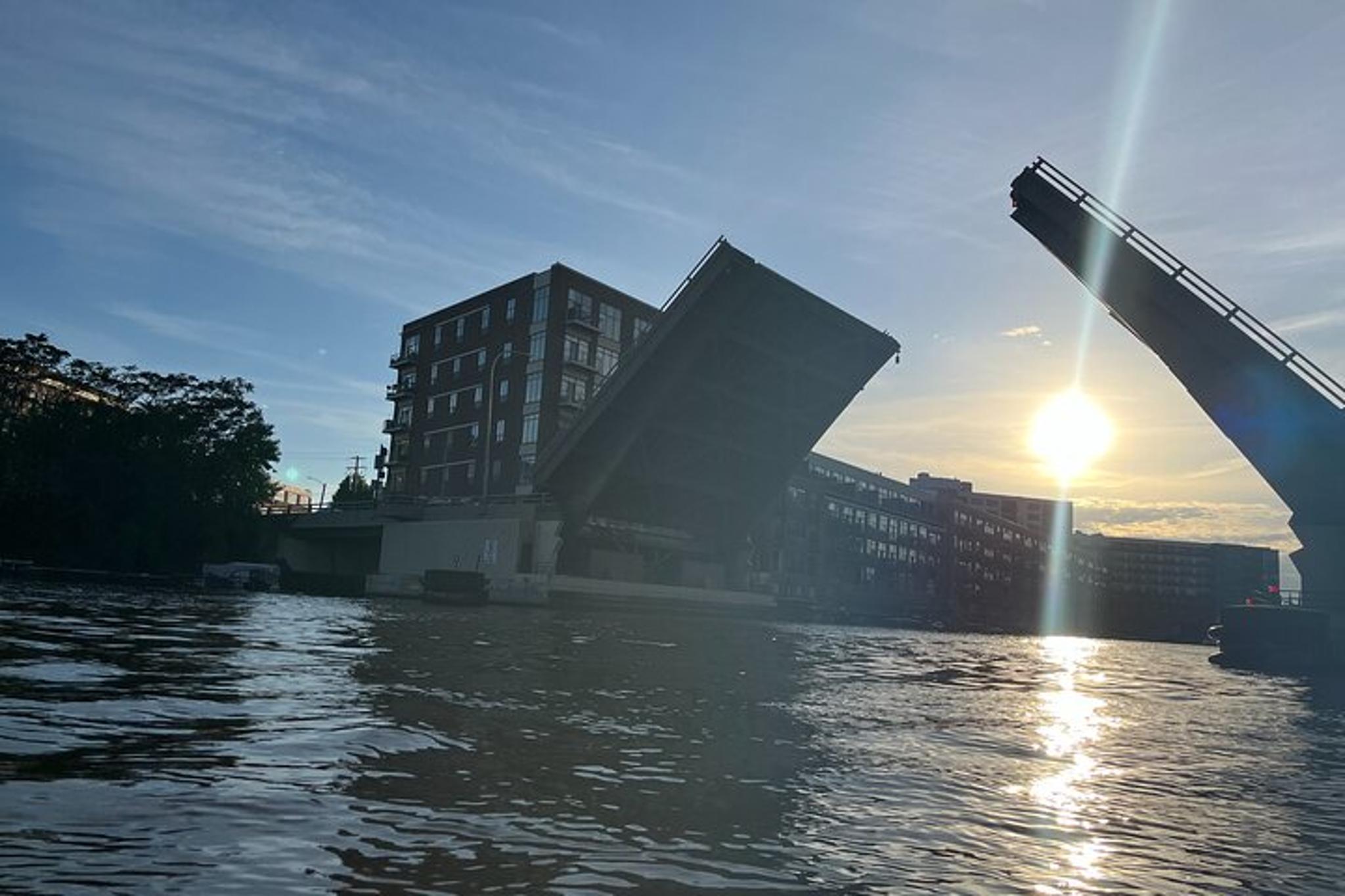 Milwaukee Skyline Kayak Tour - Image 3