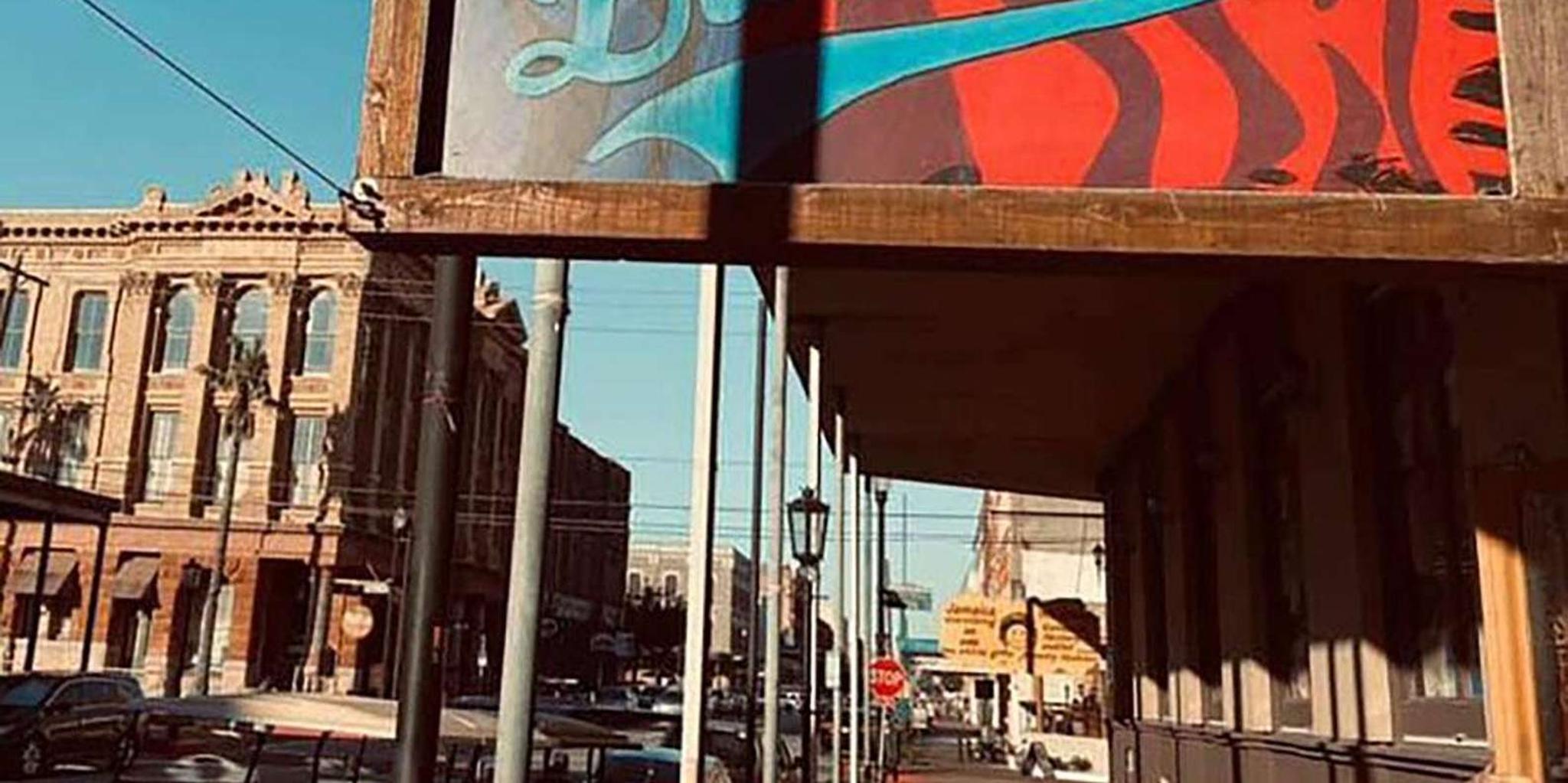 Galveston Pub Crawl Tour in the Strand District - Image 6