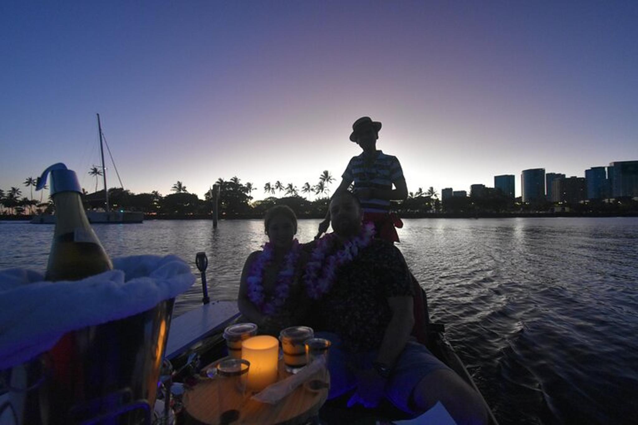 Waikiki Gondola Cruise with Lei and Drinks 1 hr - Image 3