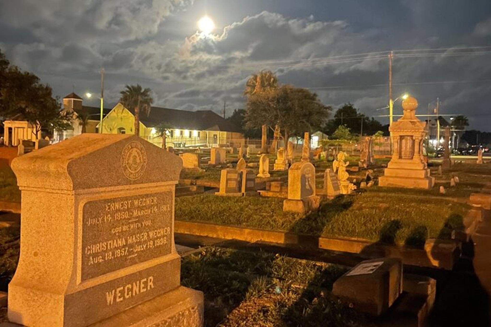 Galveston Haunted Cemetery Walking Tour - Image 5