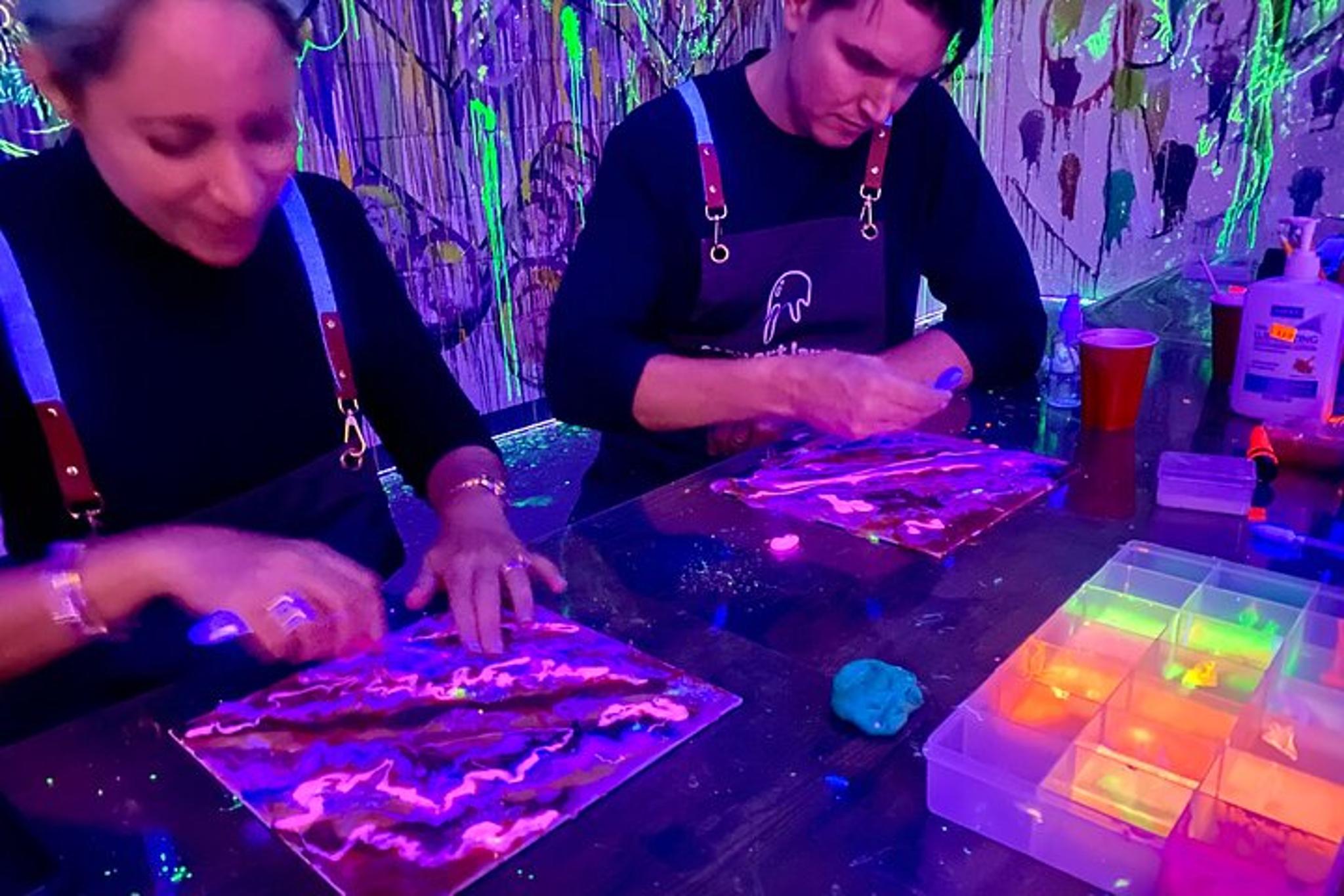 New York Paint-in-Dark Drawing Class 90 min - Image 5