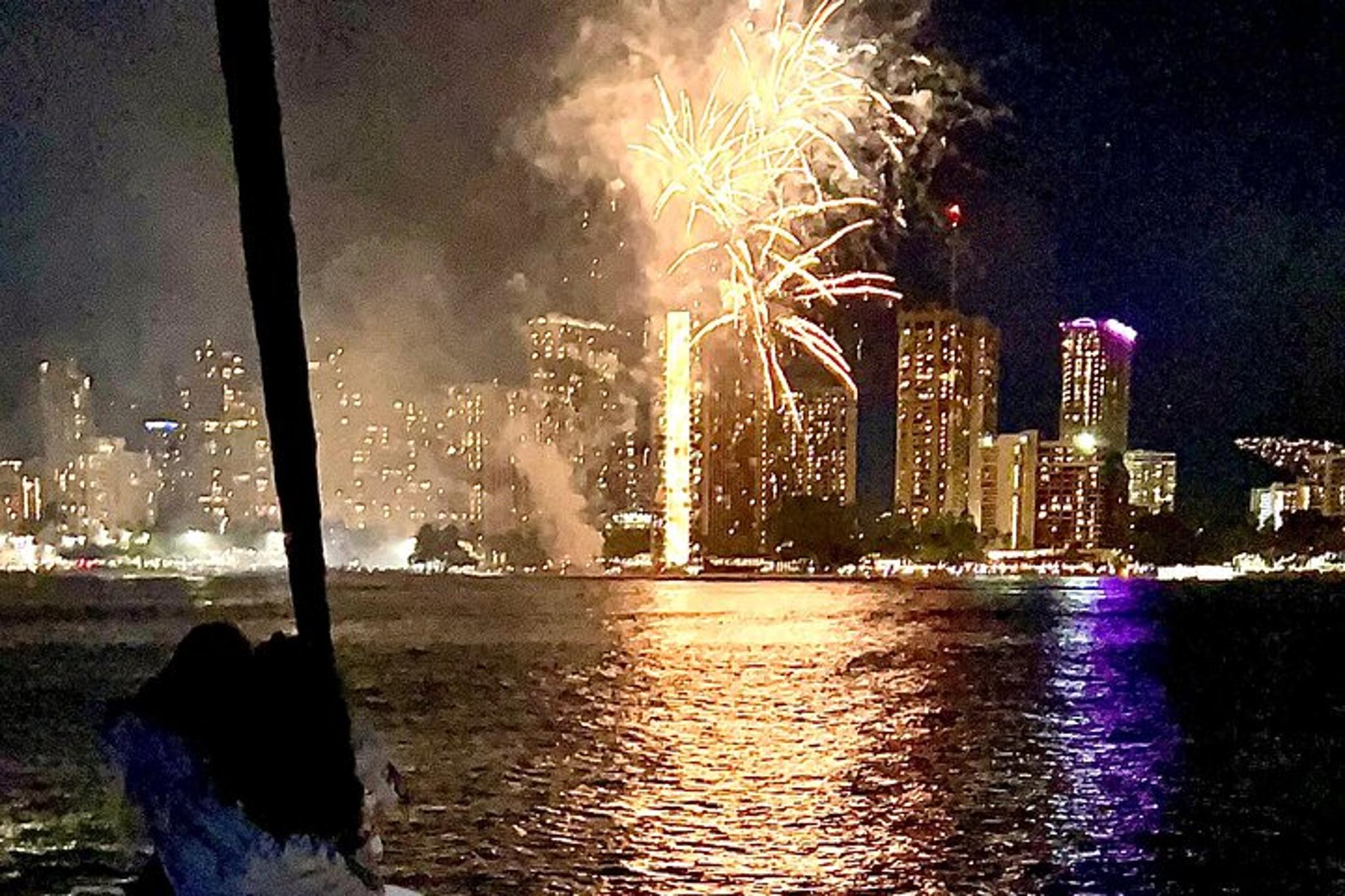 Honolulu Party Cruise on Moana 2 hr - Image 2