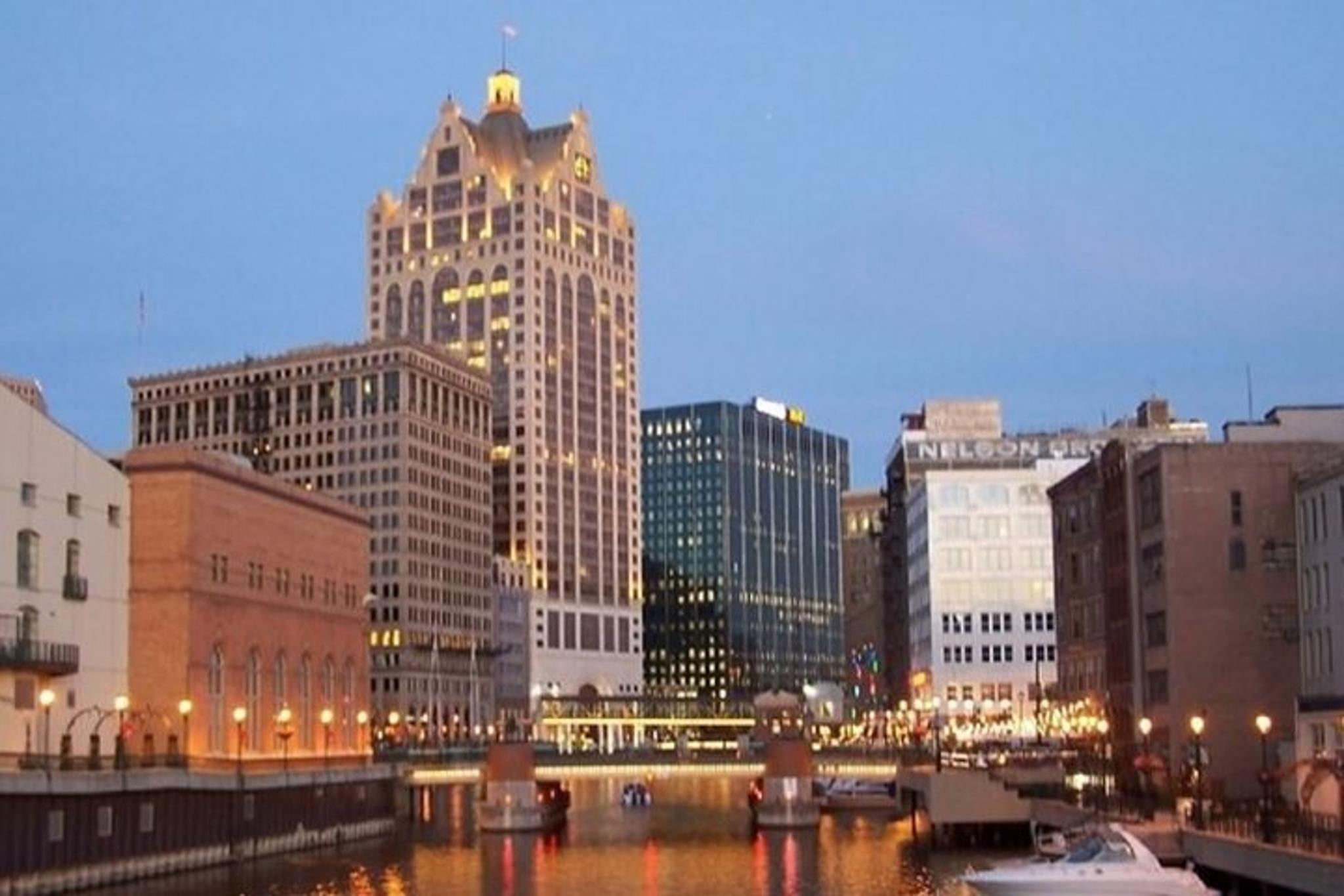 Milwaukee Historical Walking Tour of Ladies of the Night - Image 2