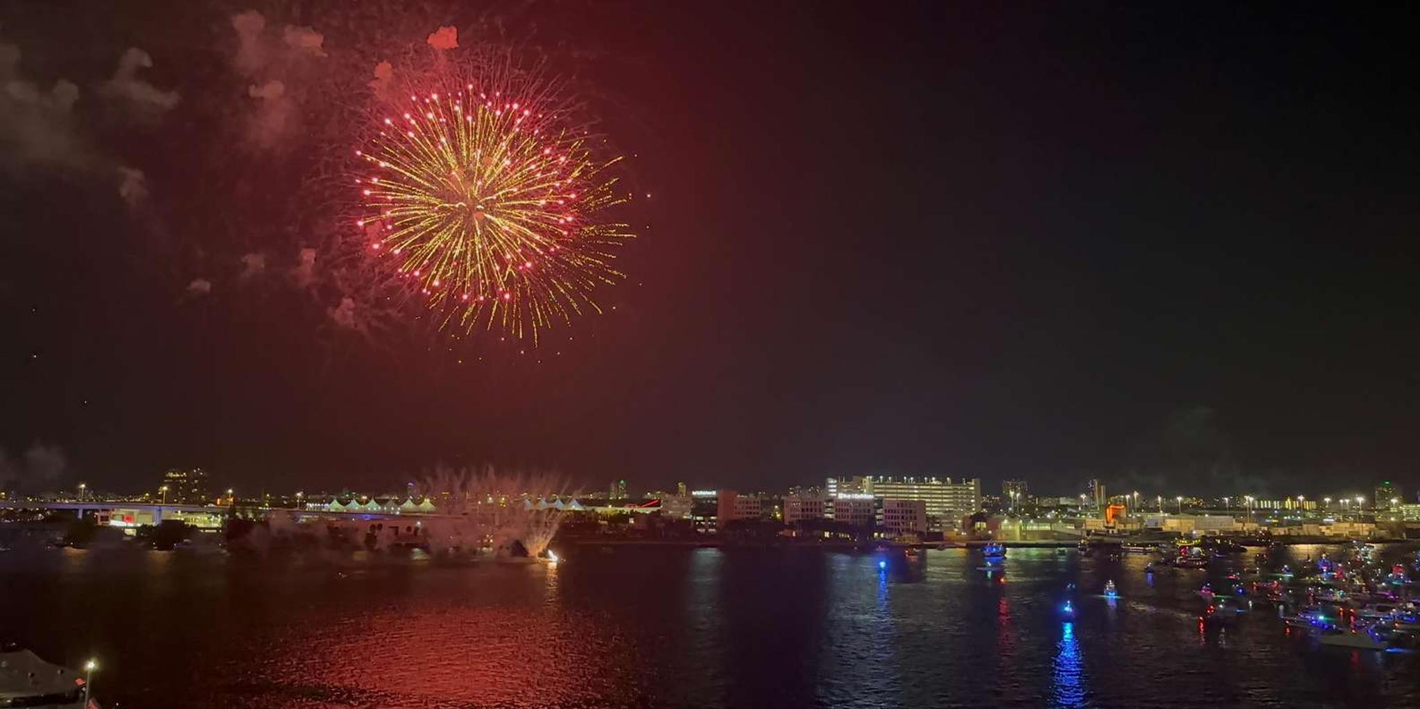Miami Fireworks Cruise on Biscayne Bay - Image 3