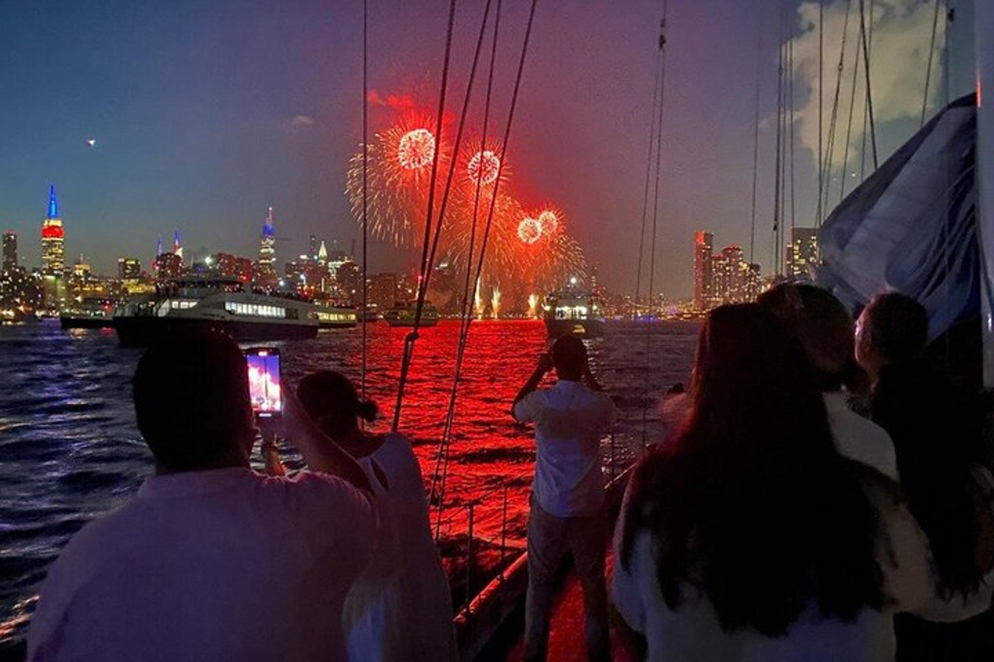 New York Fireworks Tall Ship Cruise 4.5 hr - Image 3