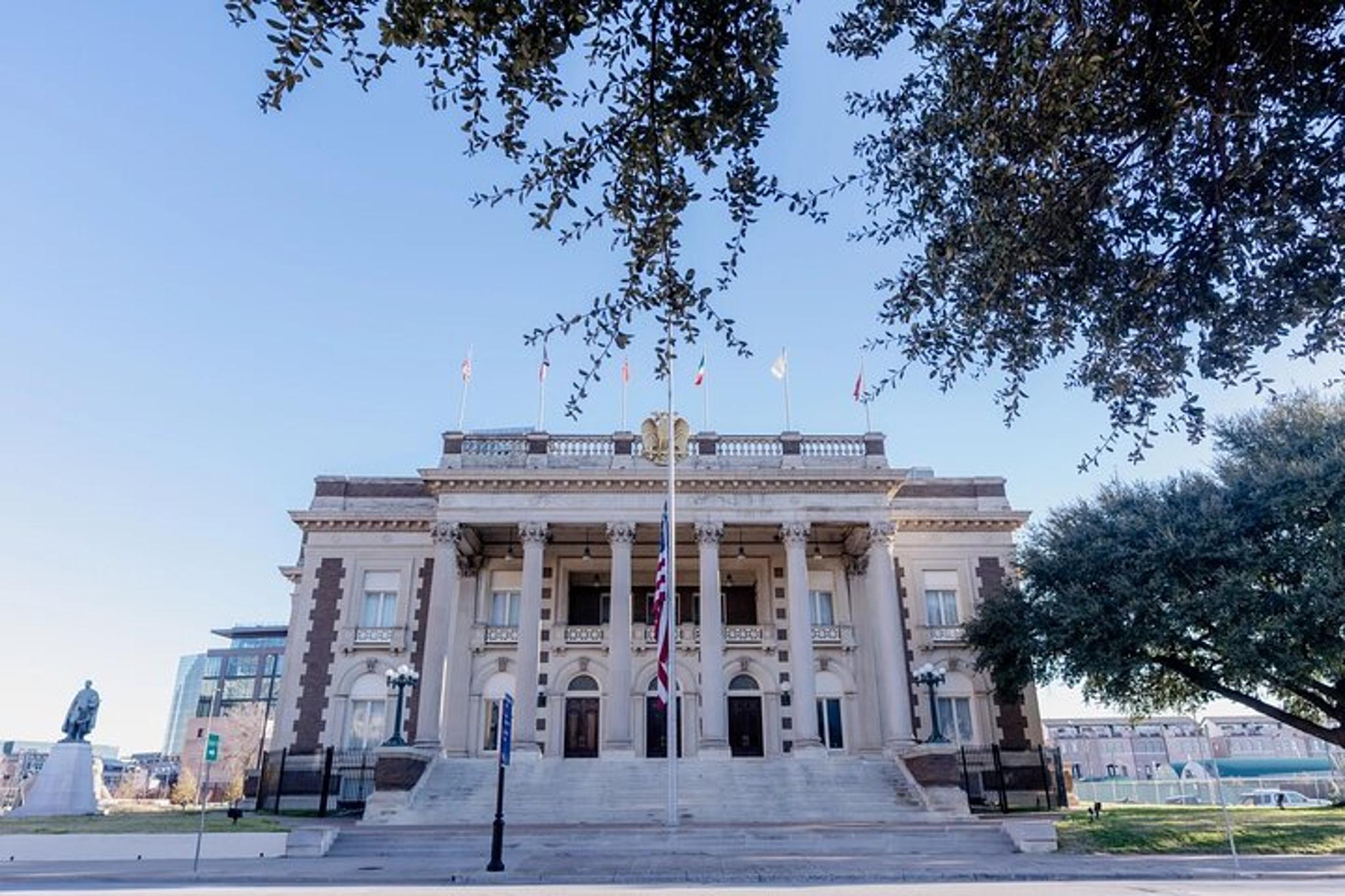 Dallas Tea Bus Tour - Image 5