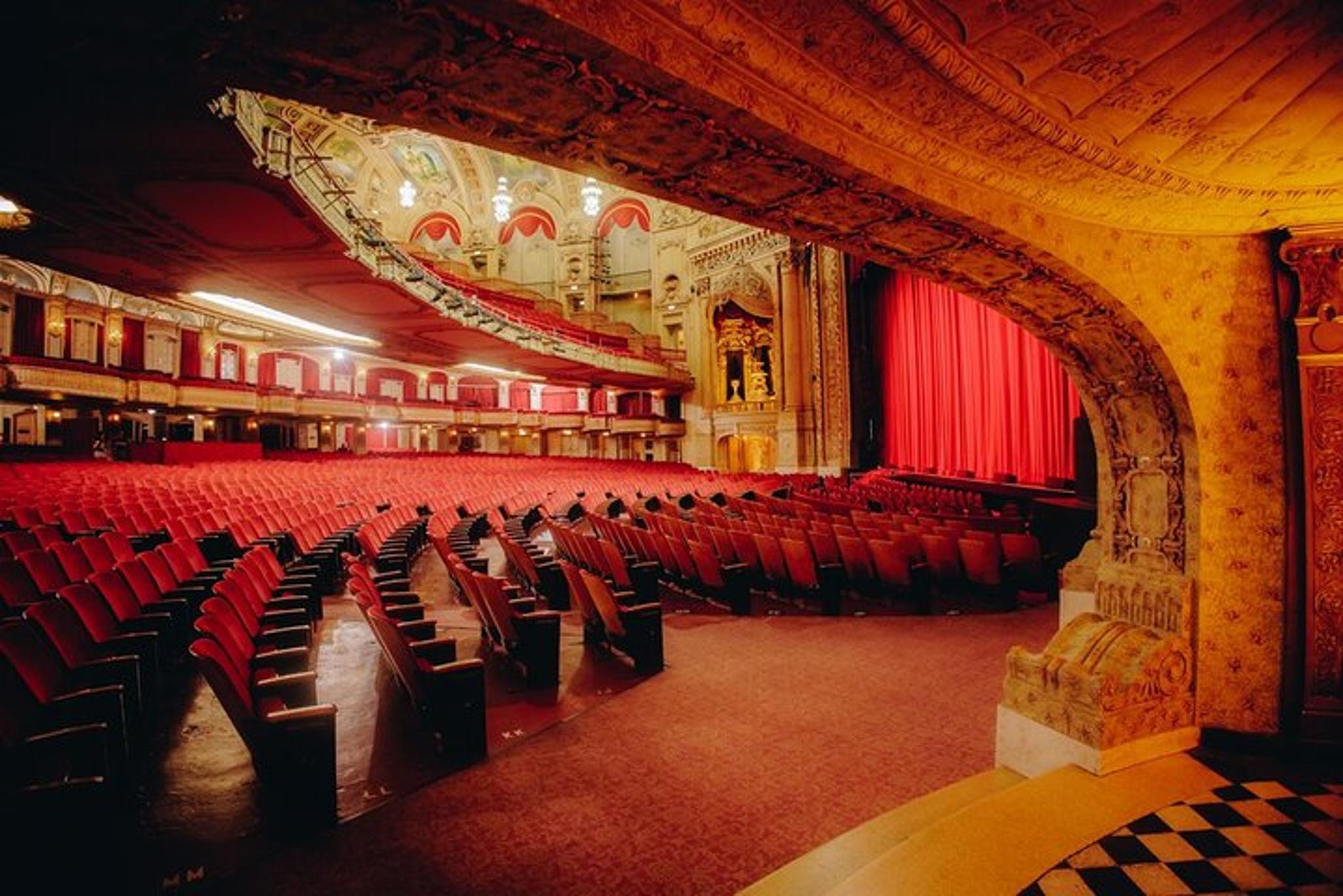 Chicago Theatre Tour - Image 5