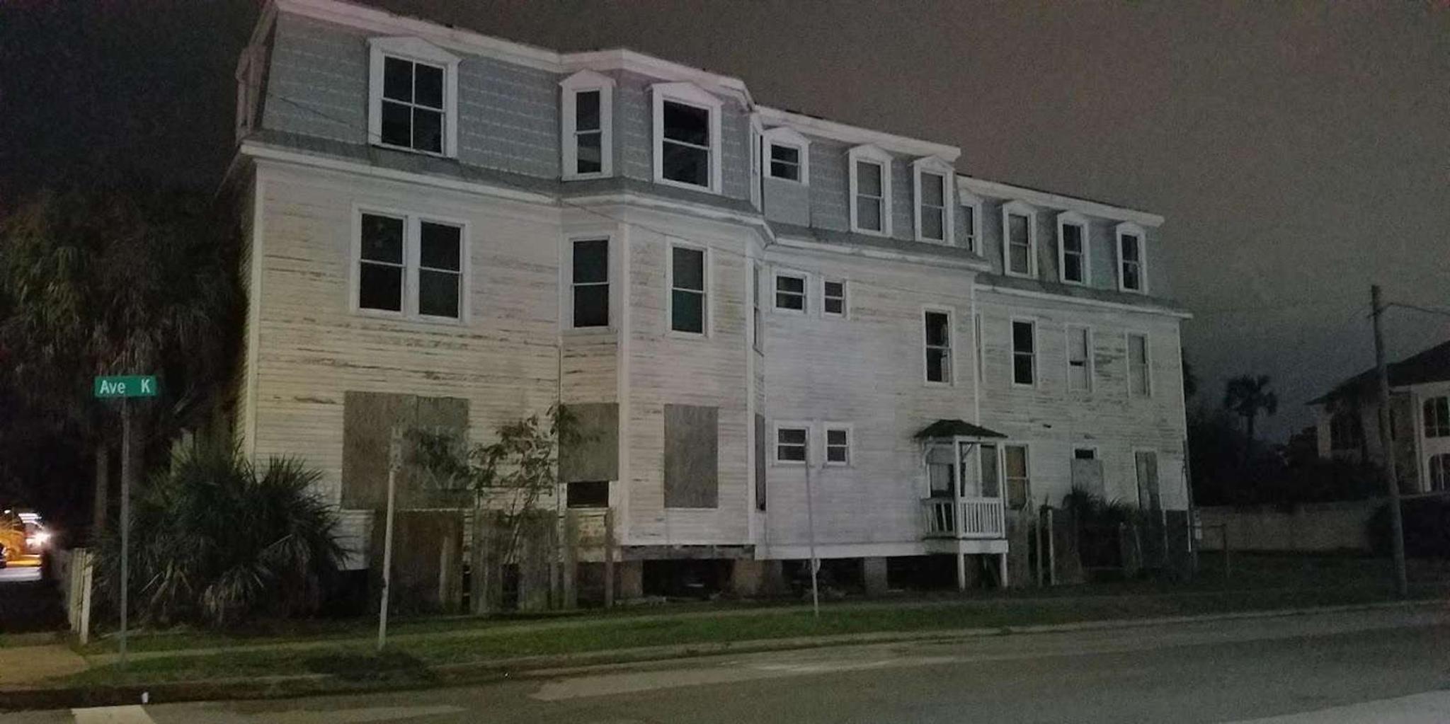 Galveston Ghost Walking Tour on The Strand - Image 4